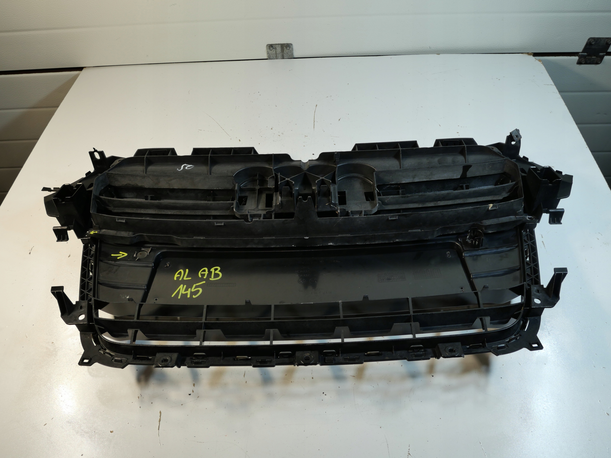AUDI A4 B8 grill grille of a bumper front front 8K0853651E