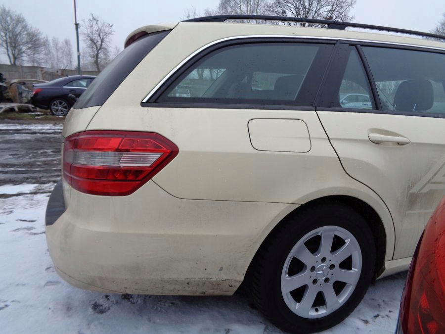 MERCEDES W212 KOMBI TYŁ GOŁY WANNA PAS ĆWIARTKA Producent części Mercedes-Benz OE