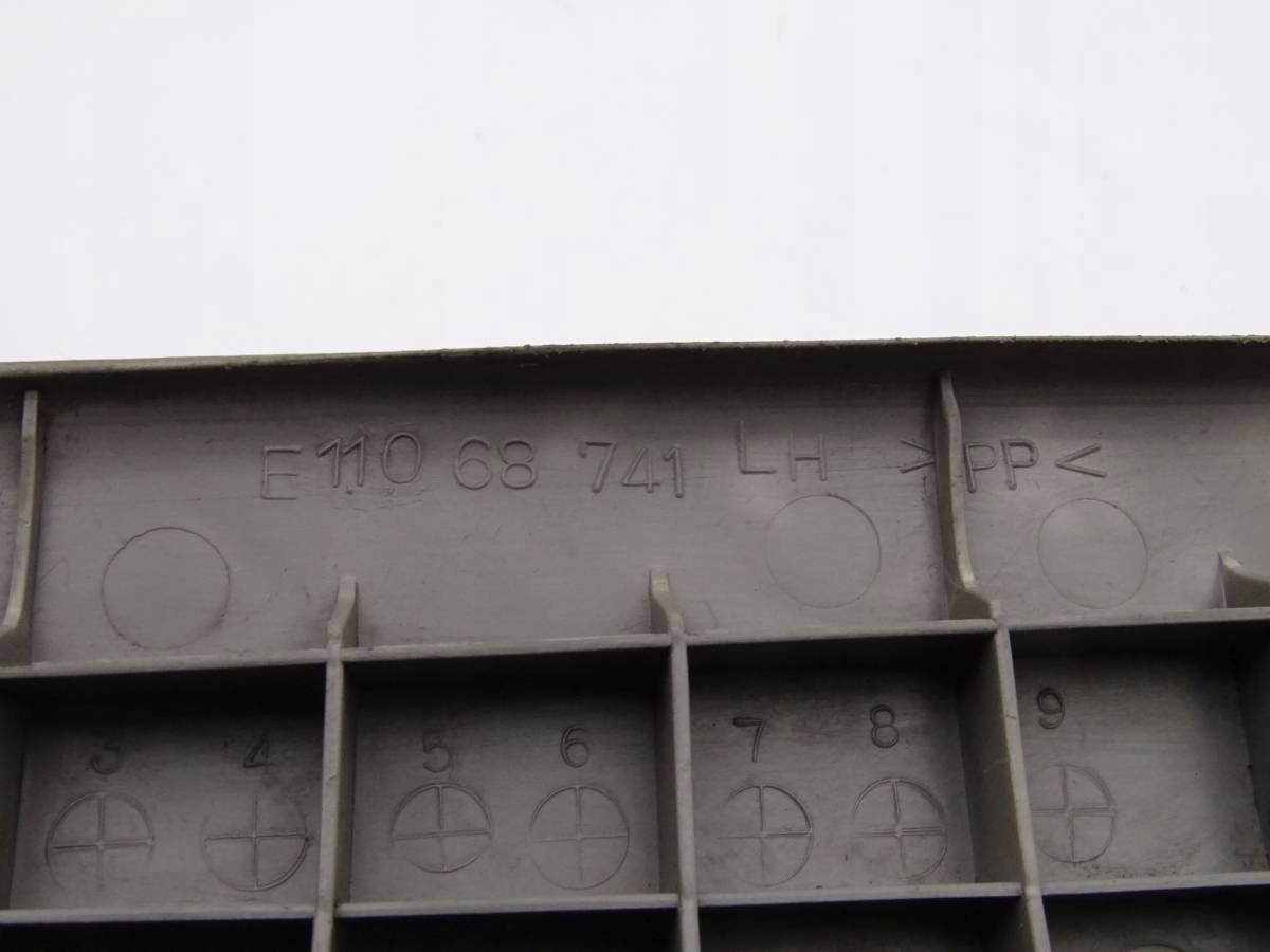 MAZDA TRIBUTE 00-07 OSŁONA PROGU LEWY TYŁ Producent części Mazda OE