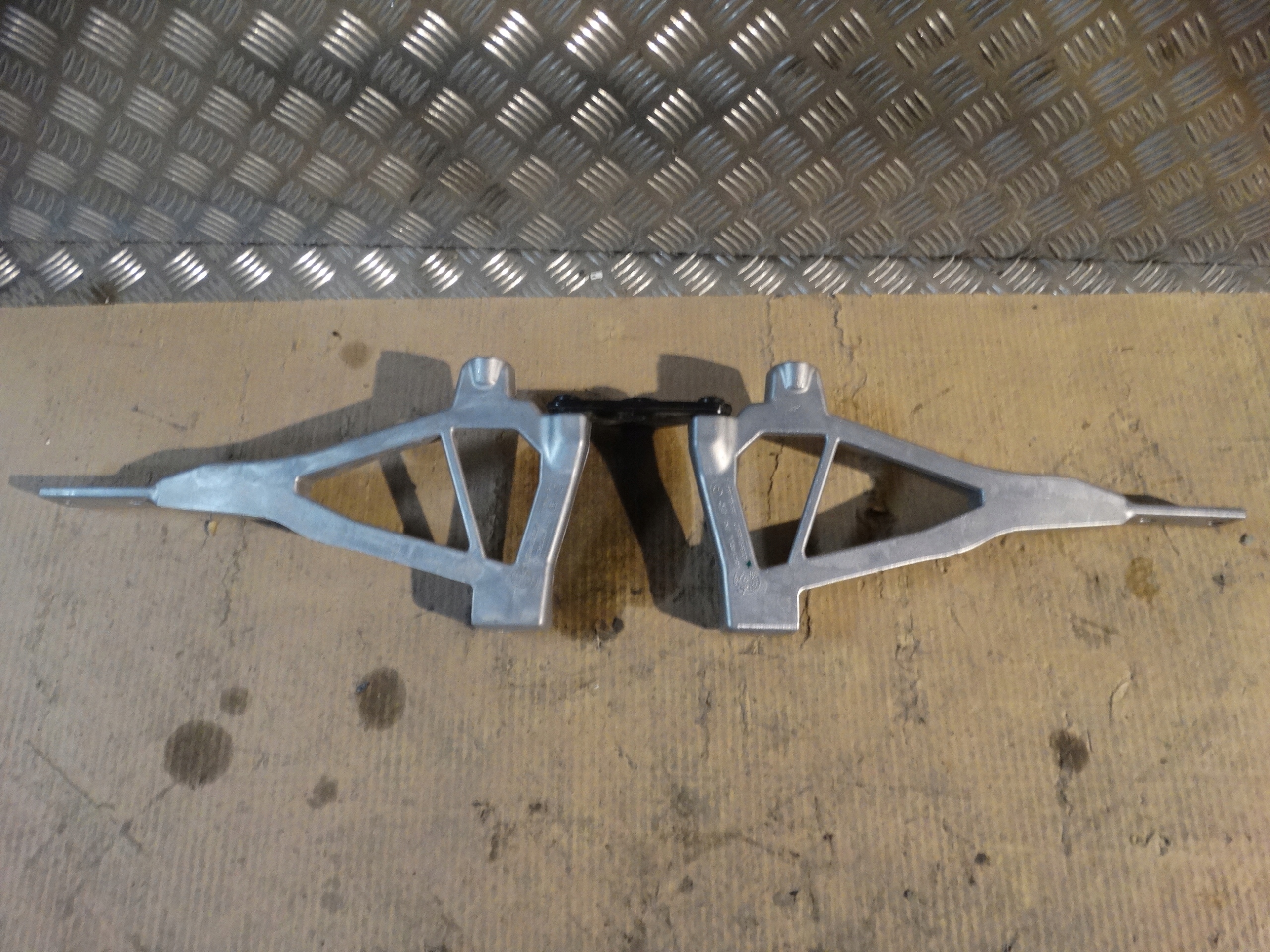 IDEALNA brace console left right MERCEDES W223 1