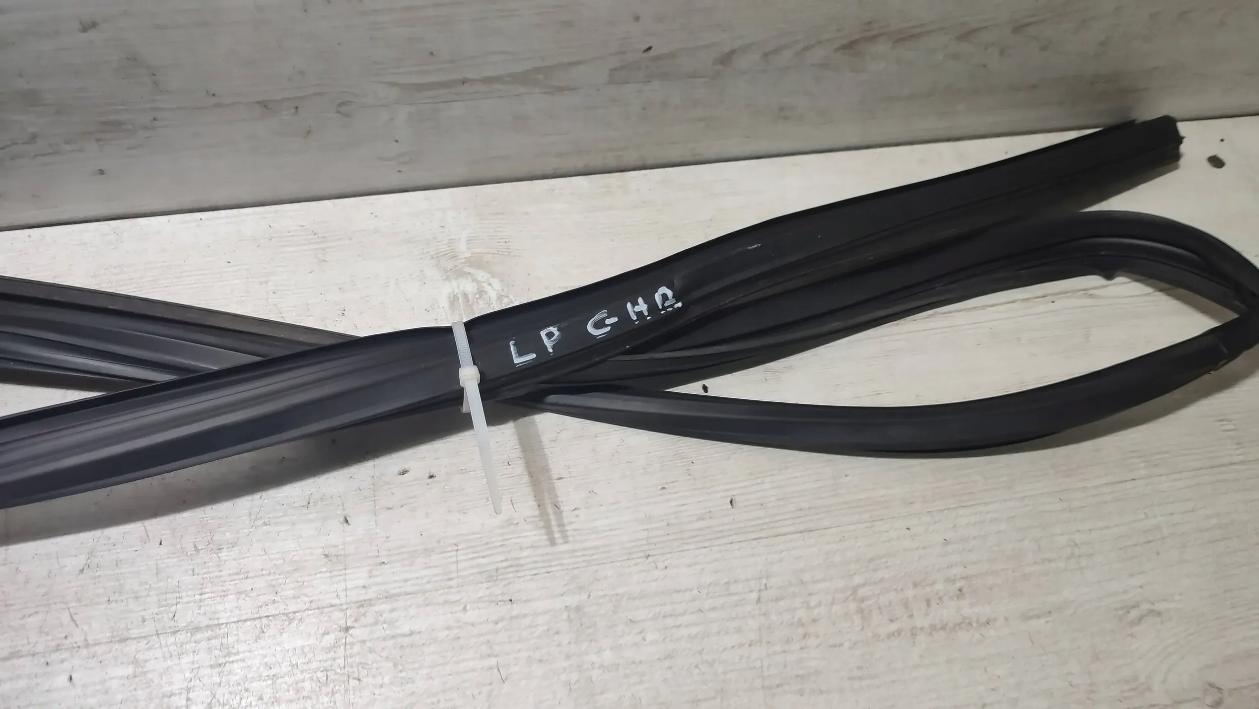 Toyota C-HR and 1.2 19r gasket windows left front