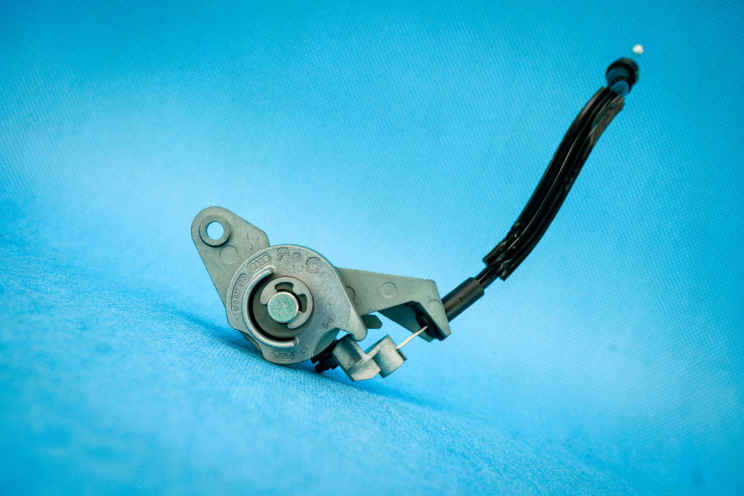 Insert de la serrure Arrière du capot Audi A8 S8 4H D4 8F0827573