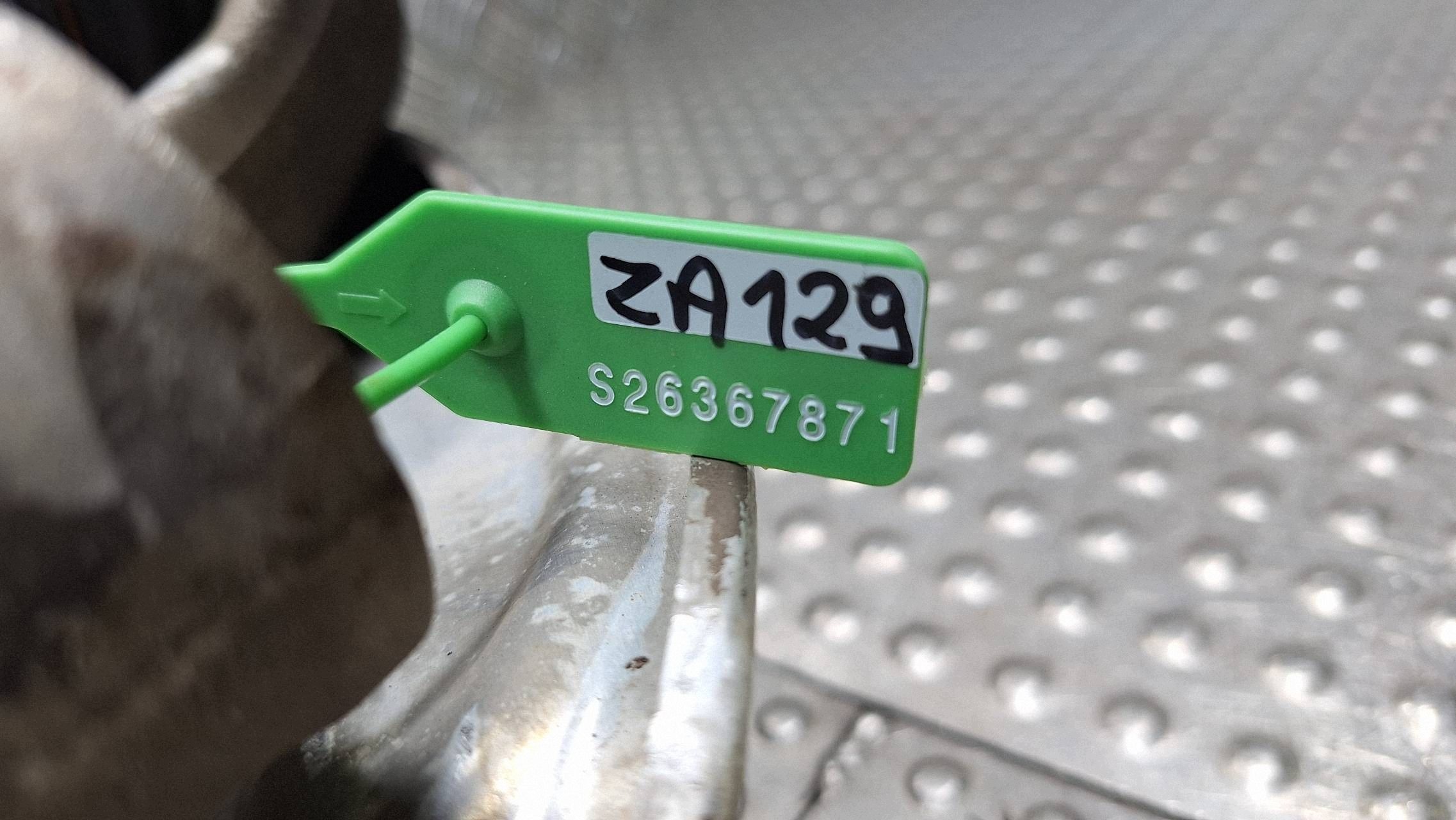 otoč čepu pravý předek 8W0407242F AUDI A4 B9 A5 8W