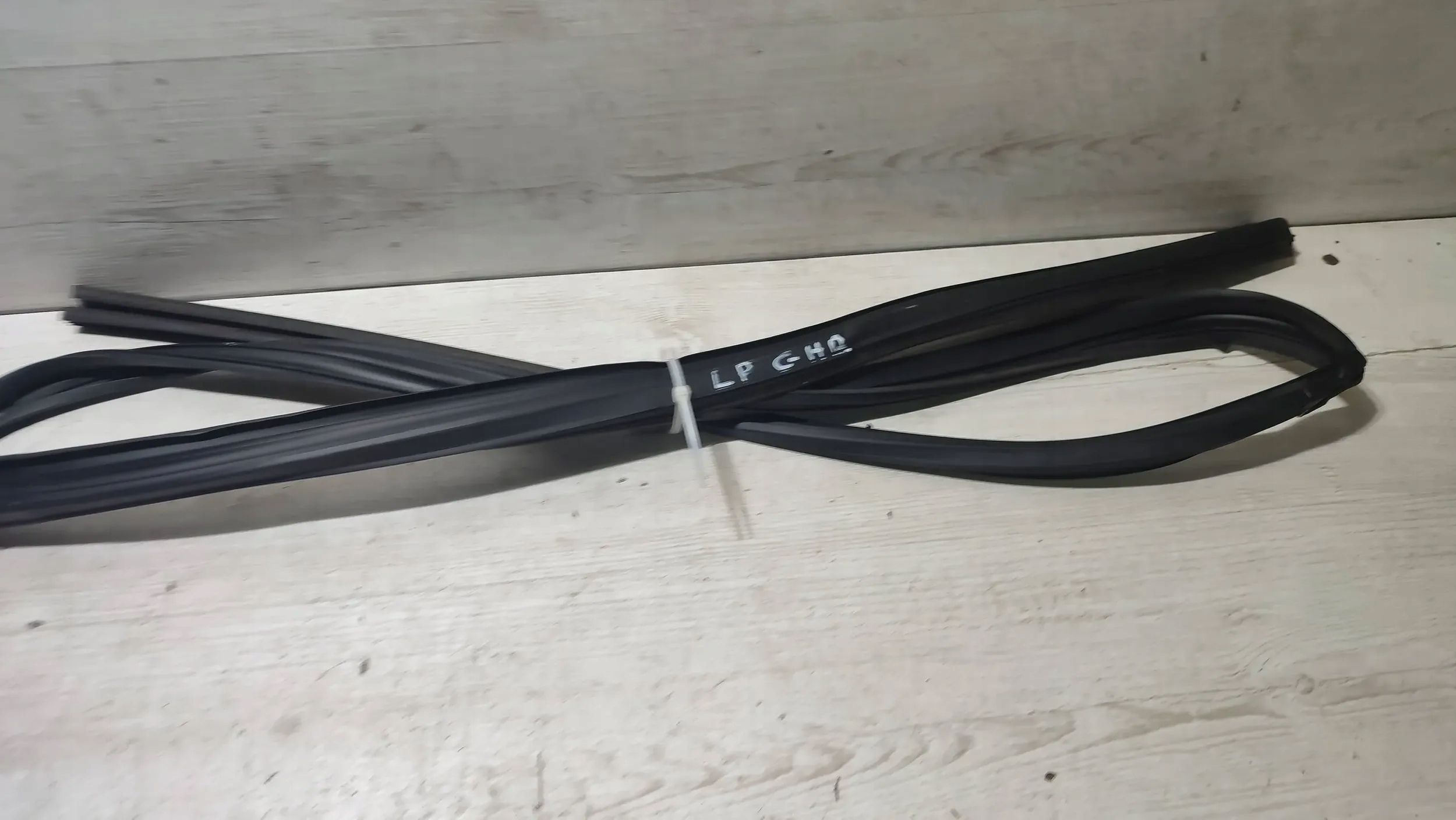 Toyota C-HR and 1.2 19r gasket windows left front