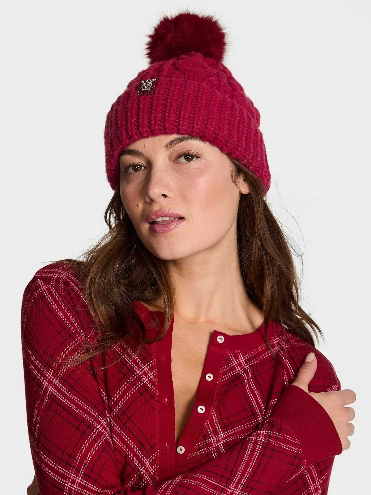 Victoria's Secret dámská zimní čepice Cozy Cable-Knit Pom vínová