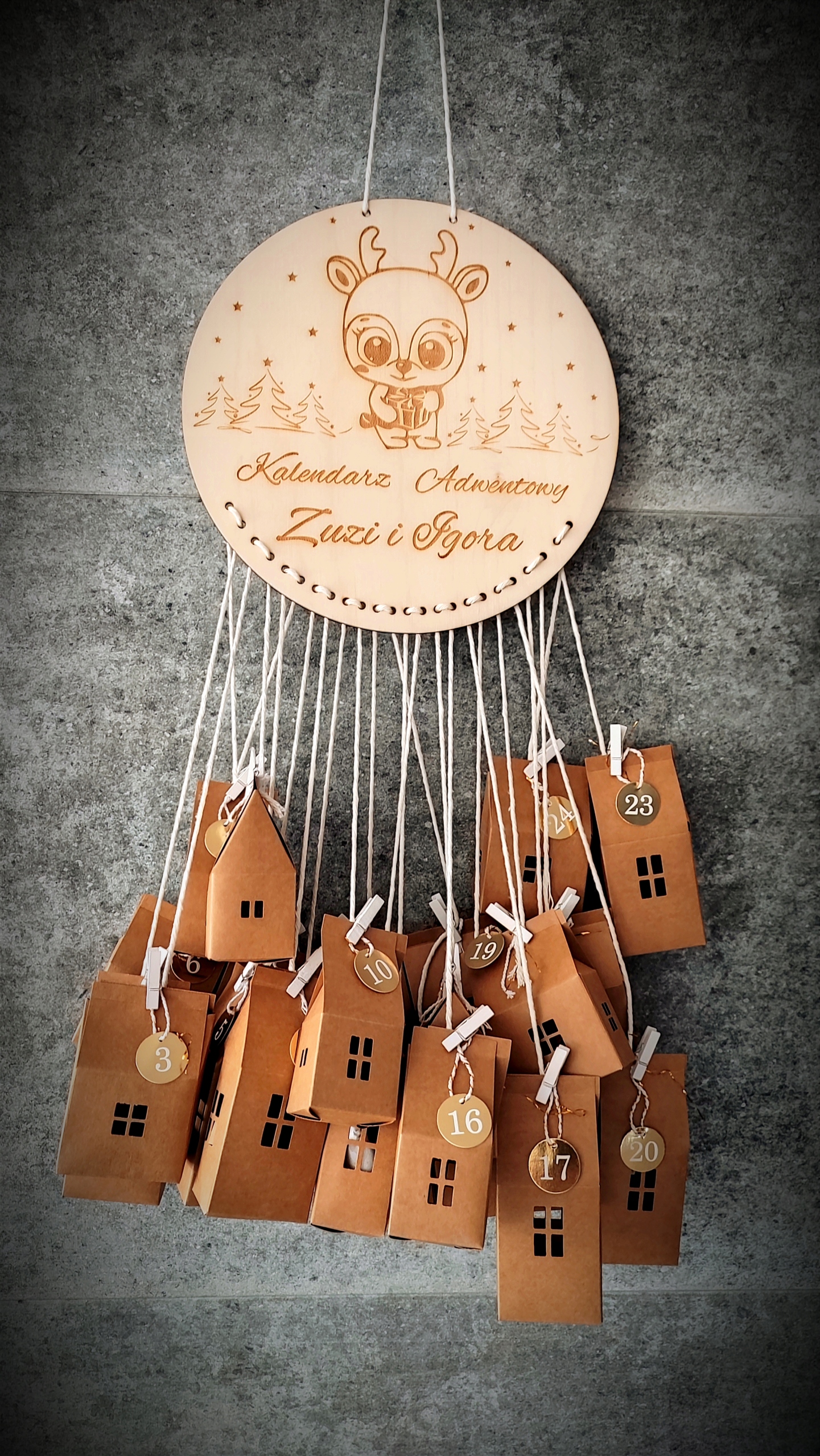 KALENDARZ ADWENTOWY WISZĄCY DOMKI