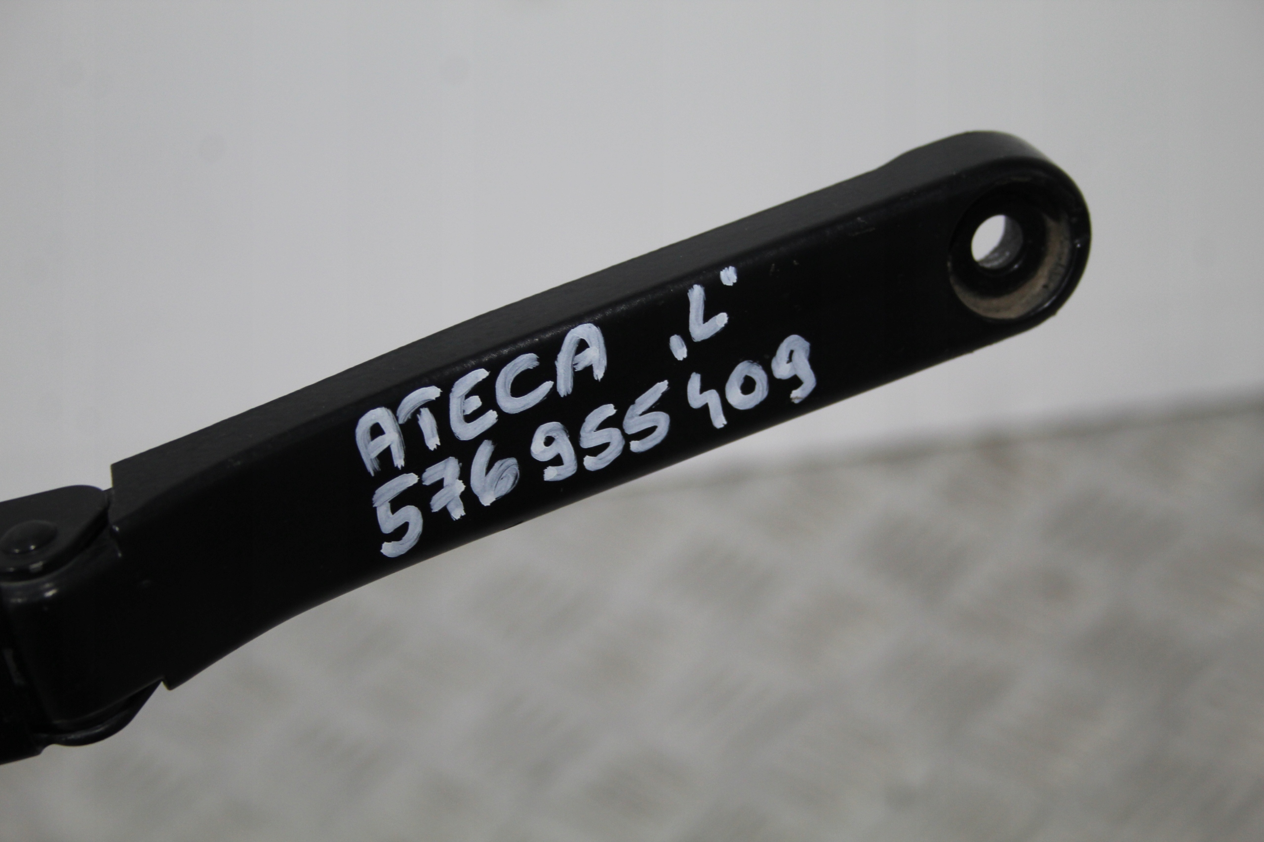 wiper arm left SEAT ATECA 575 576