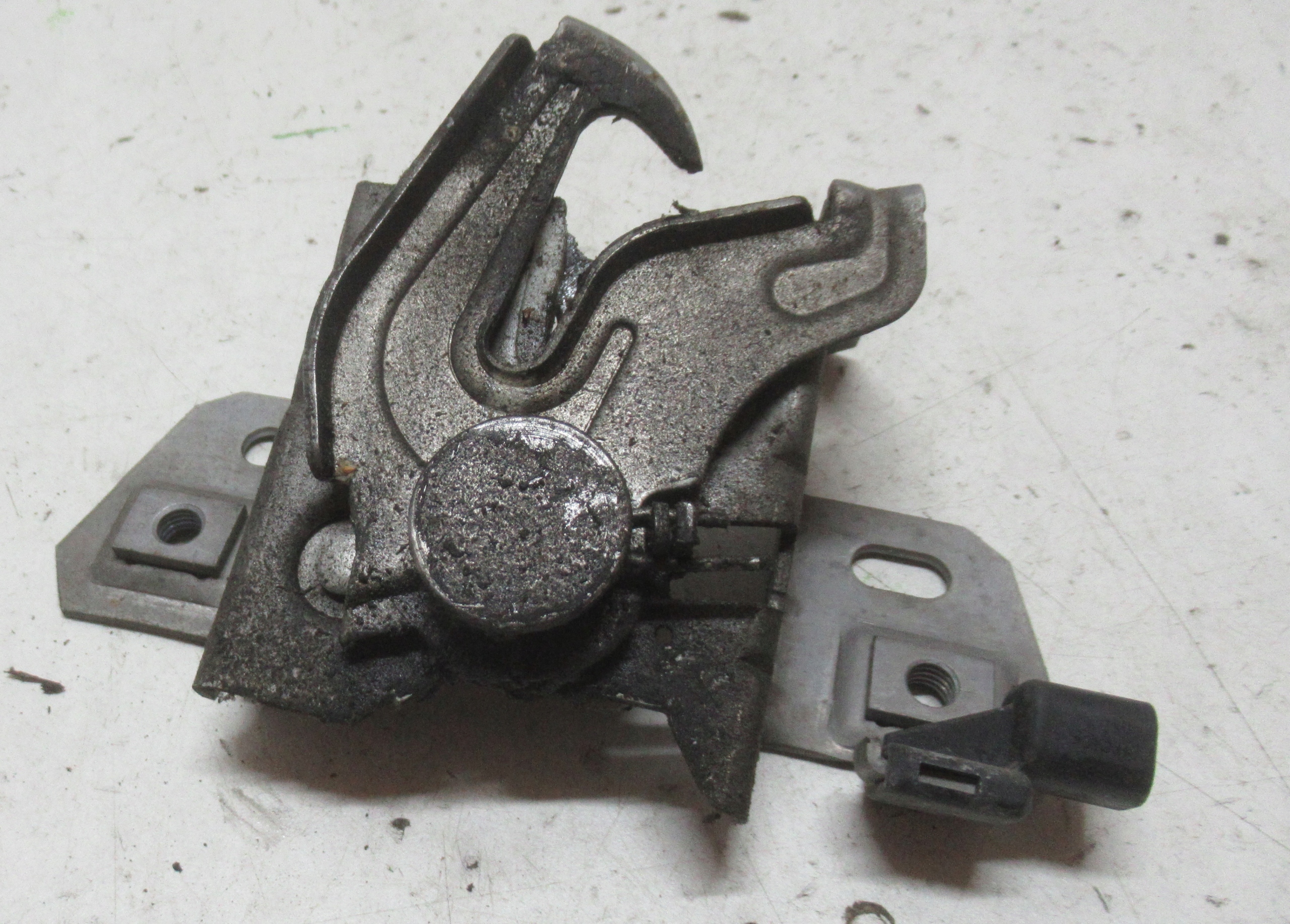 VOLVO V50 2.4 D 06R bonnet latch lock