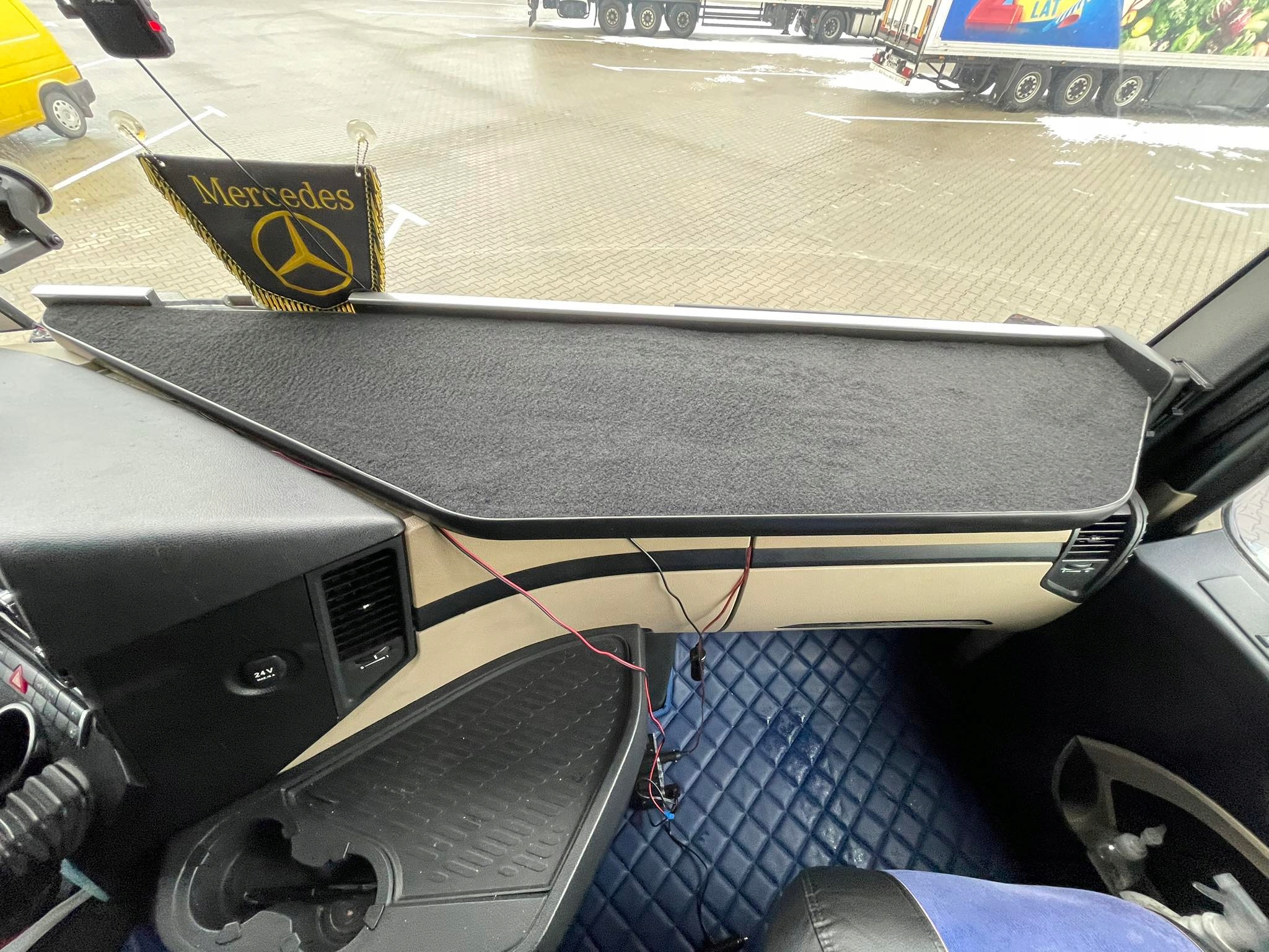 Police na kokpit Tir Mercedes Actros Mp4 Široká kabina