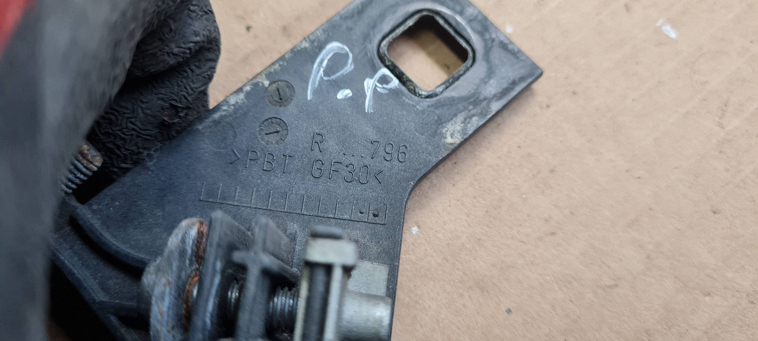 A5 8T LIFT bracket hook holder lights right front 1301330050 A4 B8 LIFT