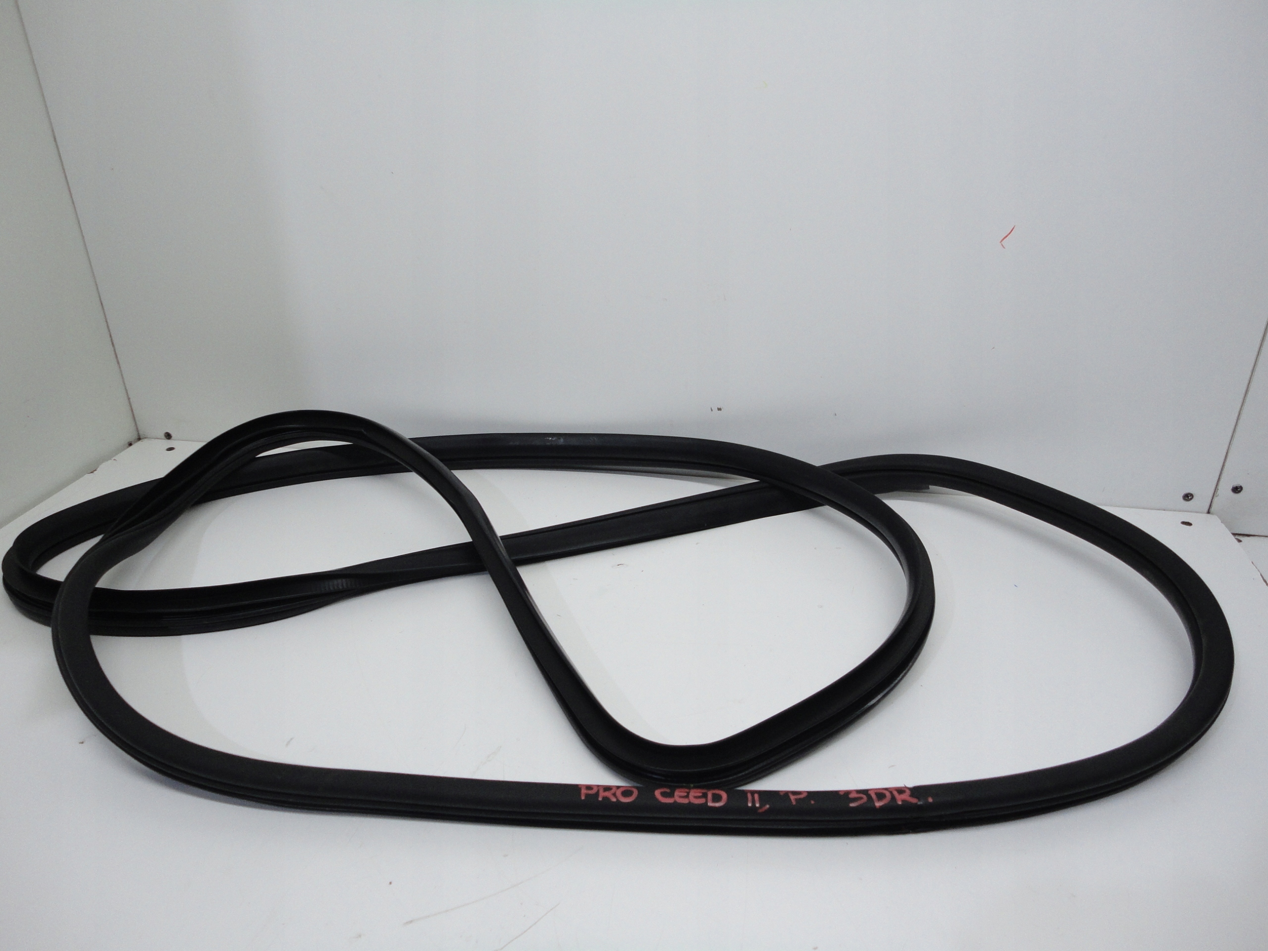 KIA PRO CEED II USZCZELKA KAROSERYJNA DRZWI PRAWA 2012-