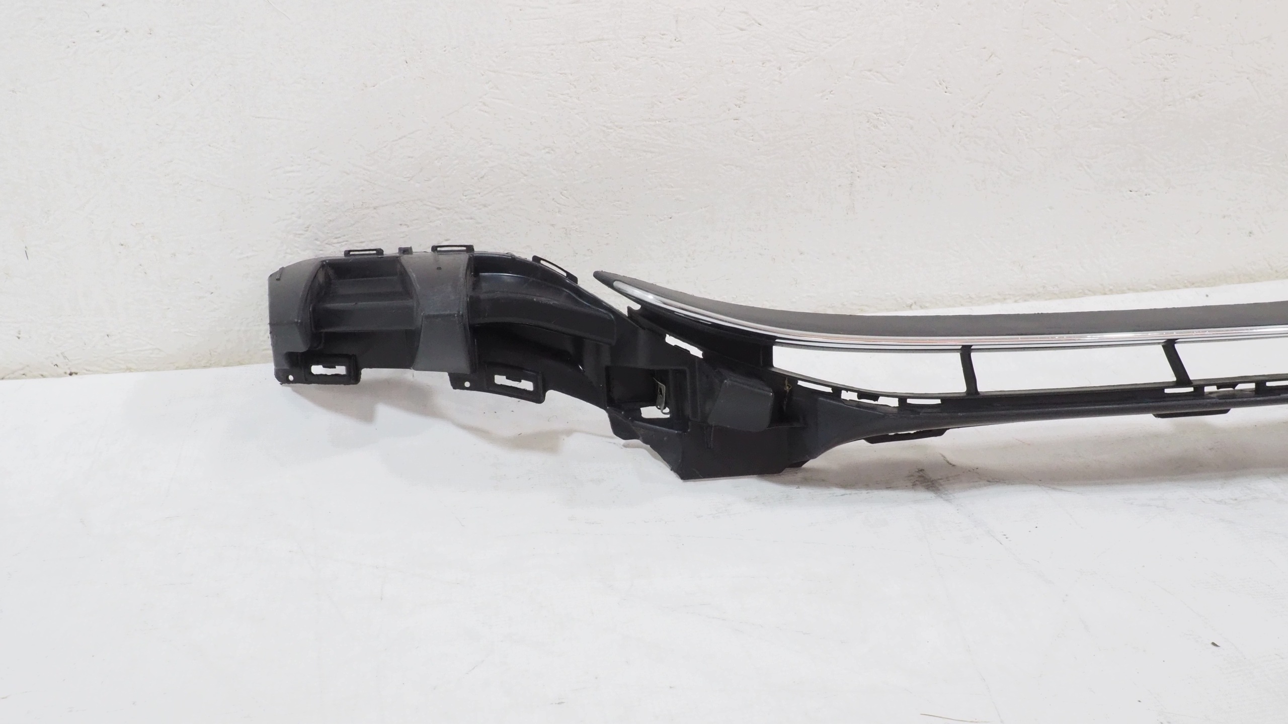 Mercedes C class W205 central grid of a bumper front A2058851065