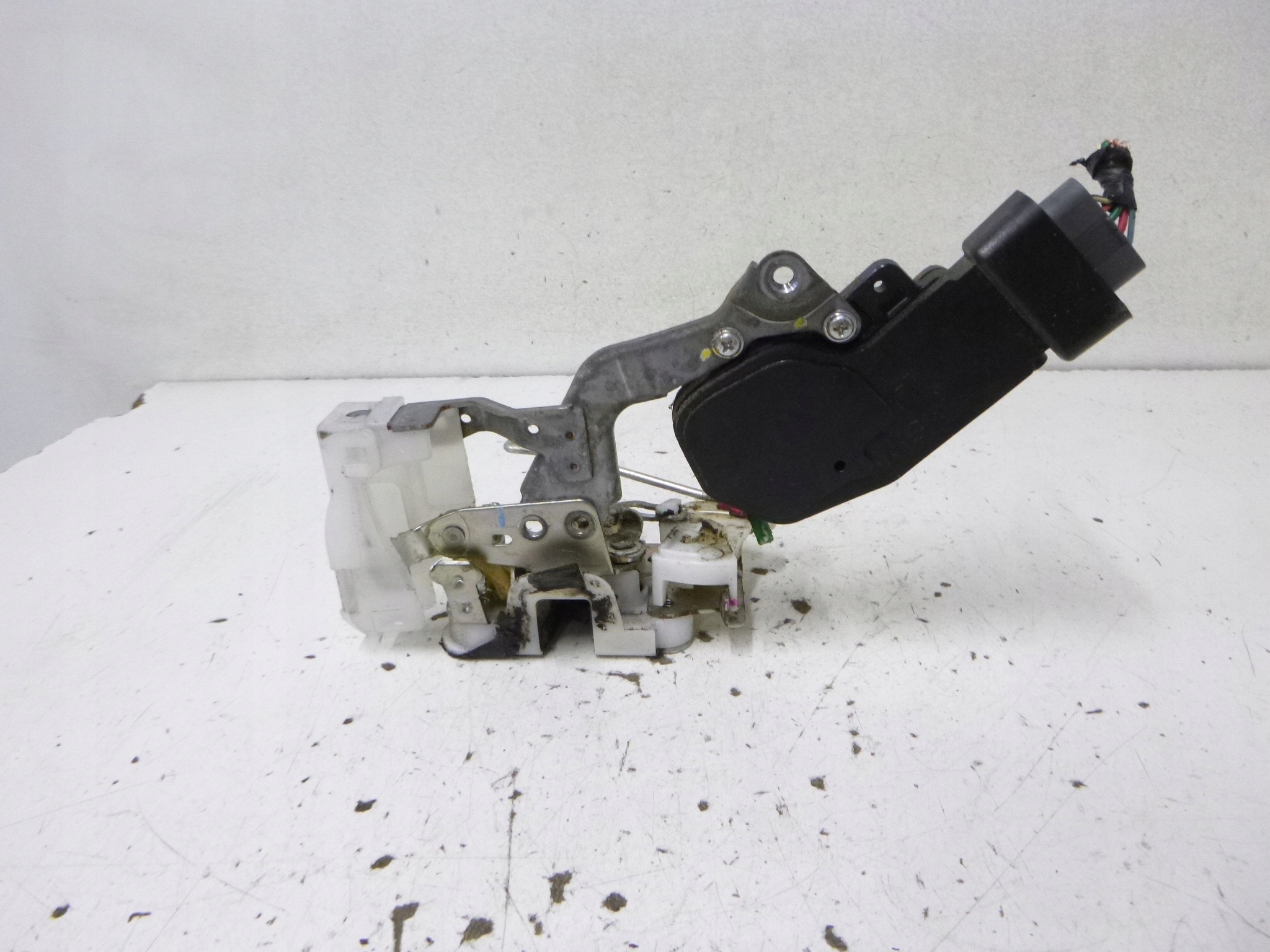 lock door front left Peugeot 107 2006r.