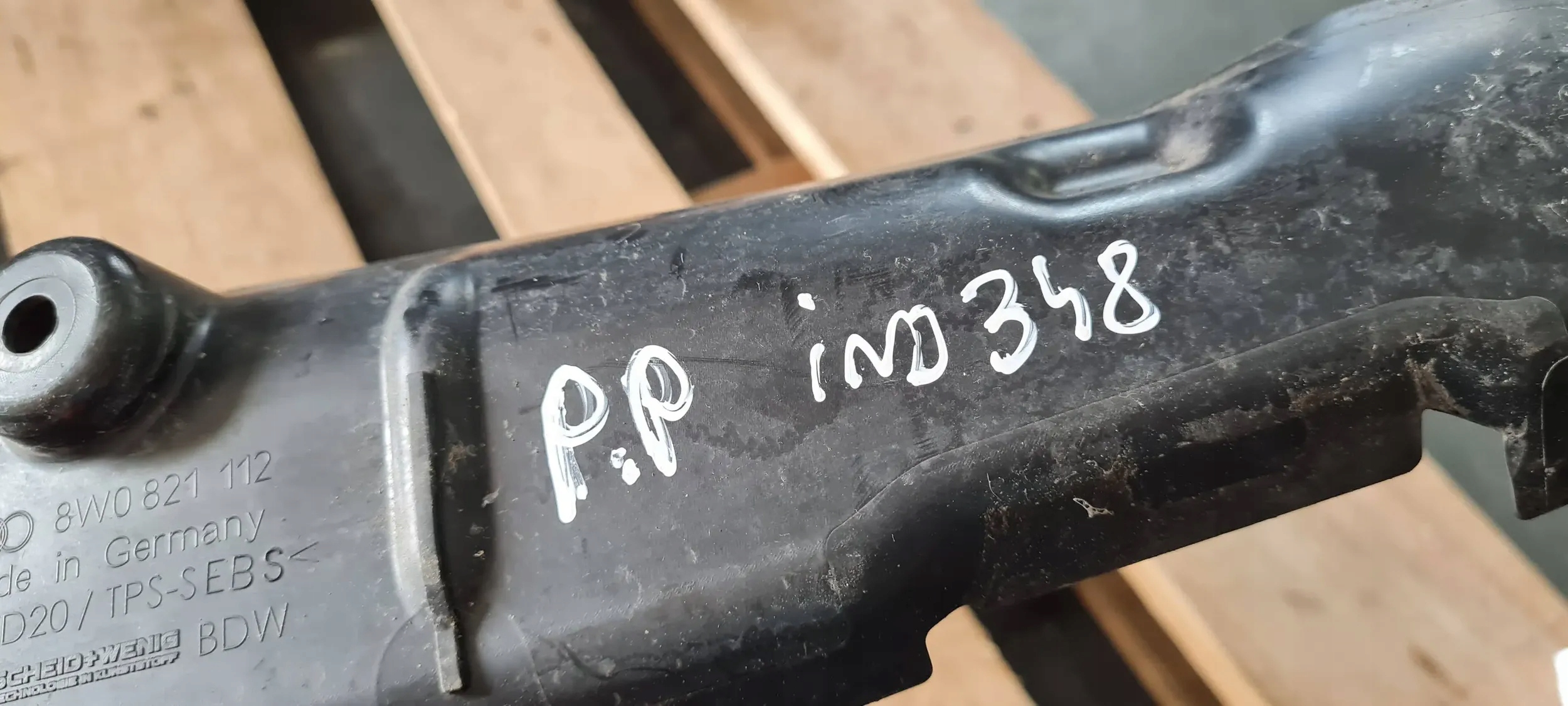 A4 B9 8W hangszigetelő fedél sárvédöt jobb 8W0821111