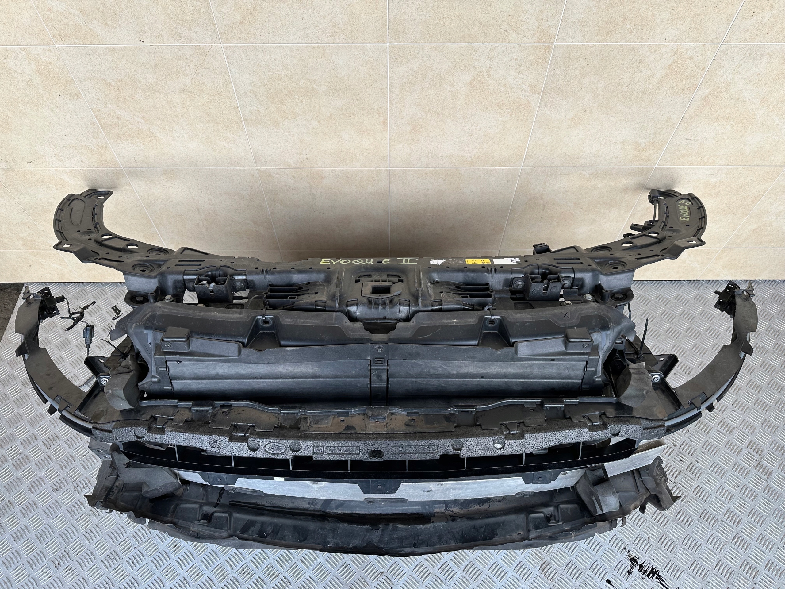 PAS PRZEDNI KOMPLETNY CHŁODNICE EVOQUE II 2.0D 21R Producent części Land Rover OE