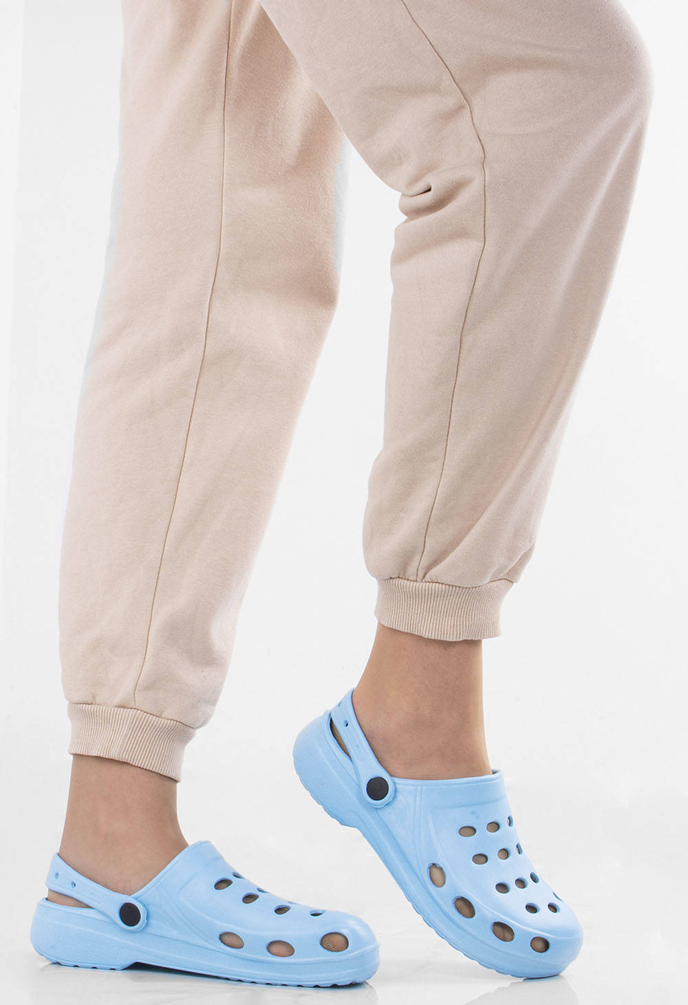 BŁĘKITNE LEKKIE KLAPKI KROKSY 40 Wzór dominujący bez wzoru