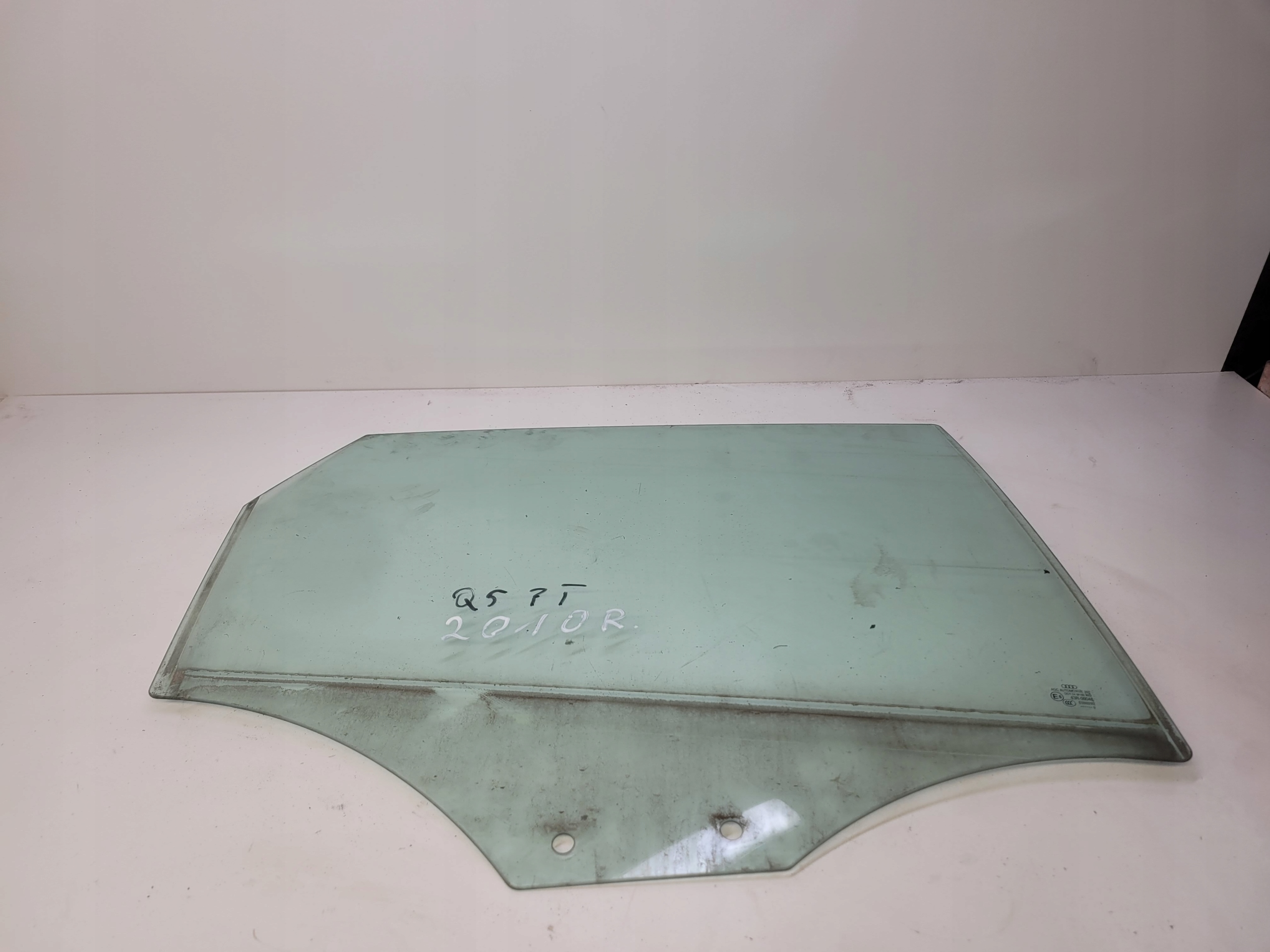 8R0 - Боковое стекло двери правая задняя AUDI Q5 8R 2010R
