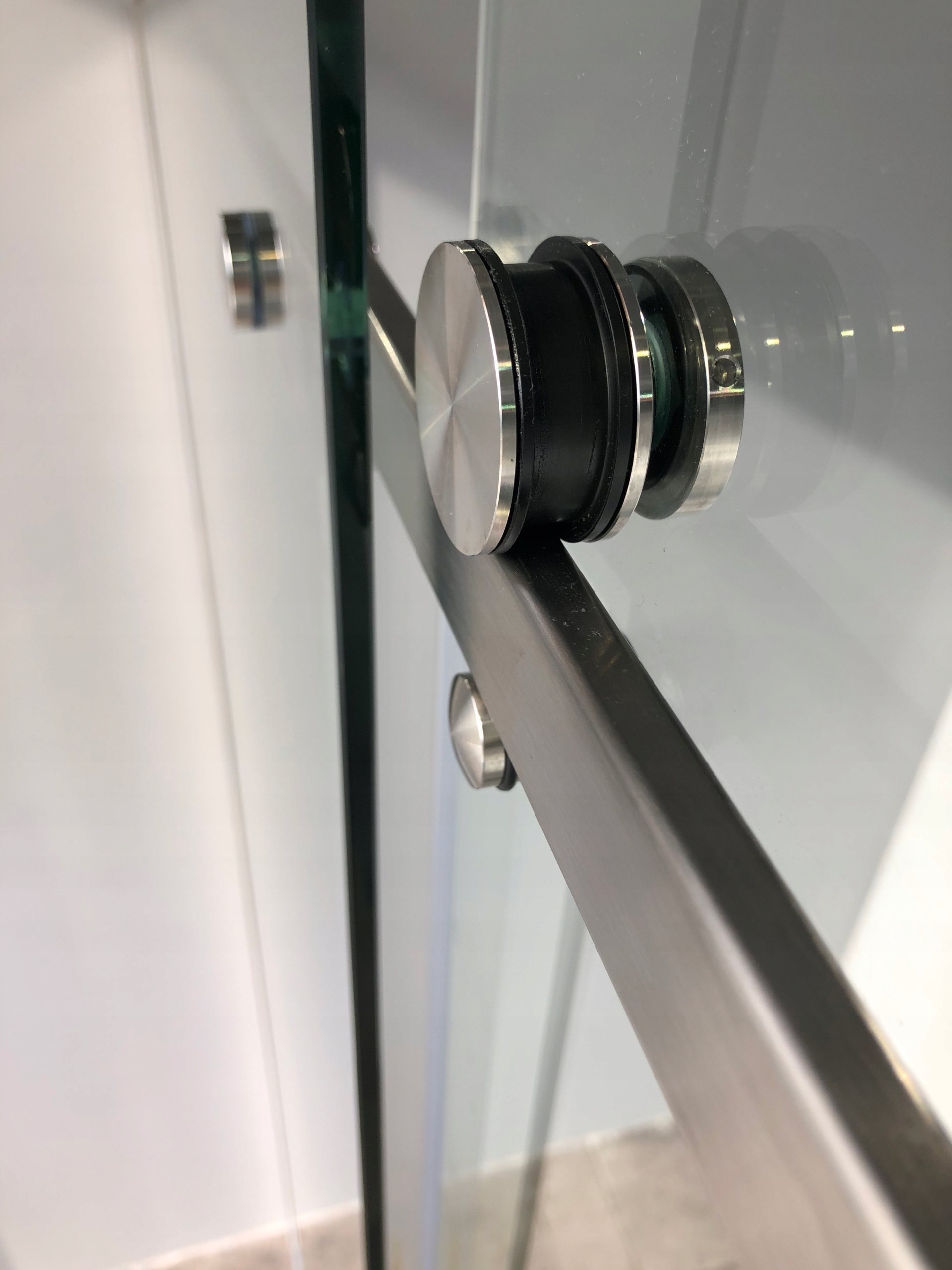 Drzwi Przesuwne Prysznicowe Okucia Mat D20 140cm Marka Swiss-Liniger