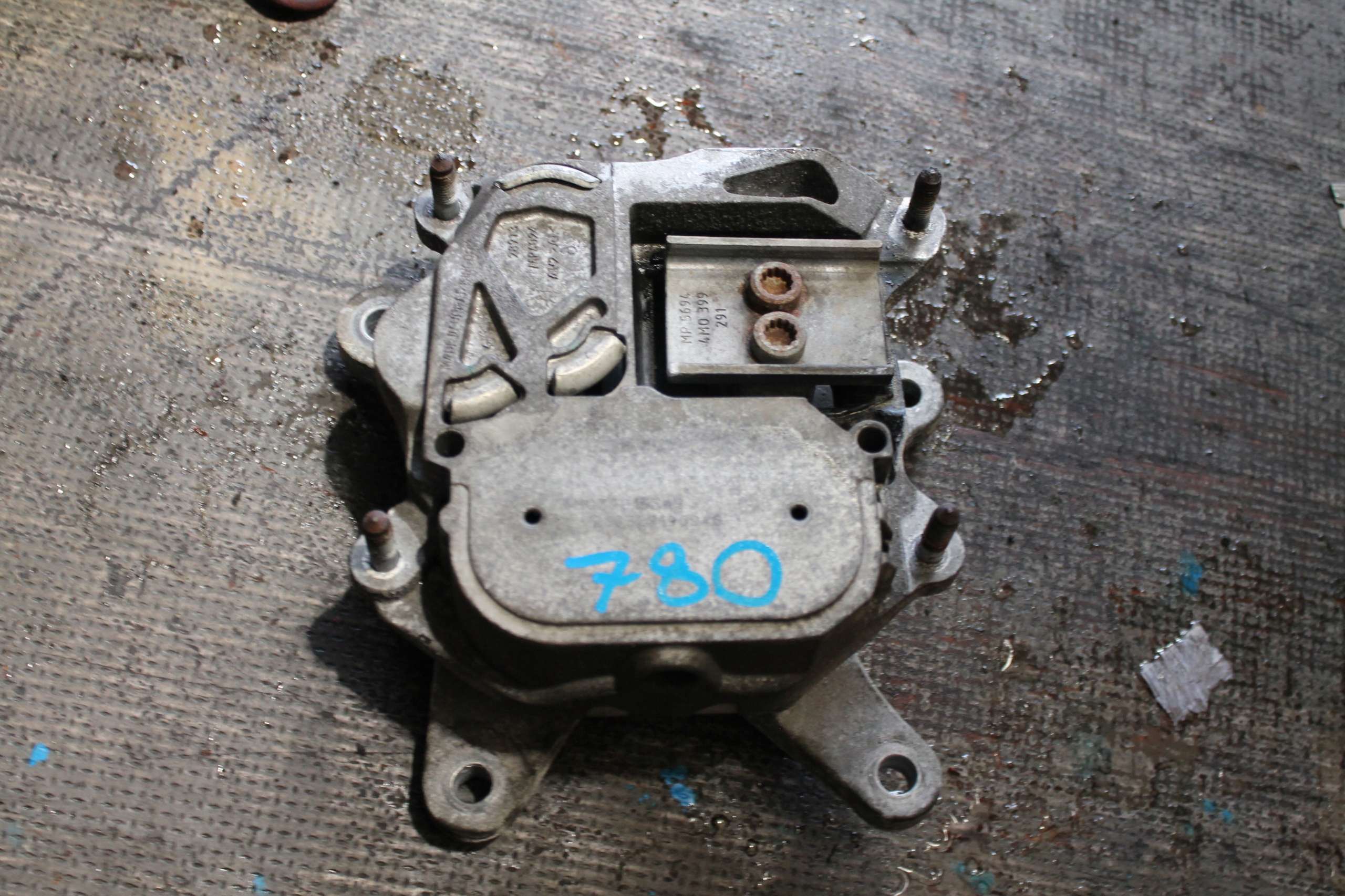 780. support gearbox mount 4M0399153AB 4M0399115P
