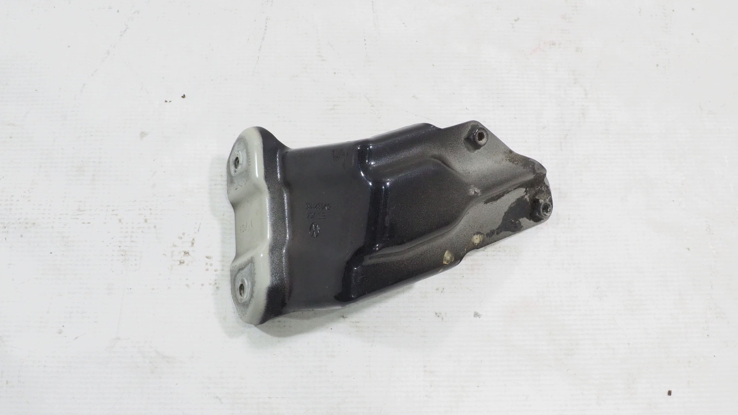 VW Golf V positif console étrier aile droite avant 5M0821136