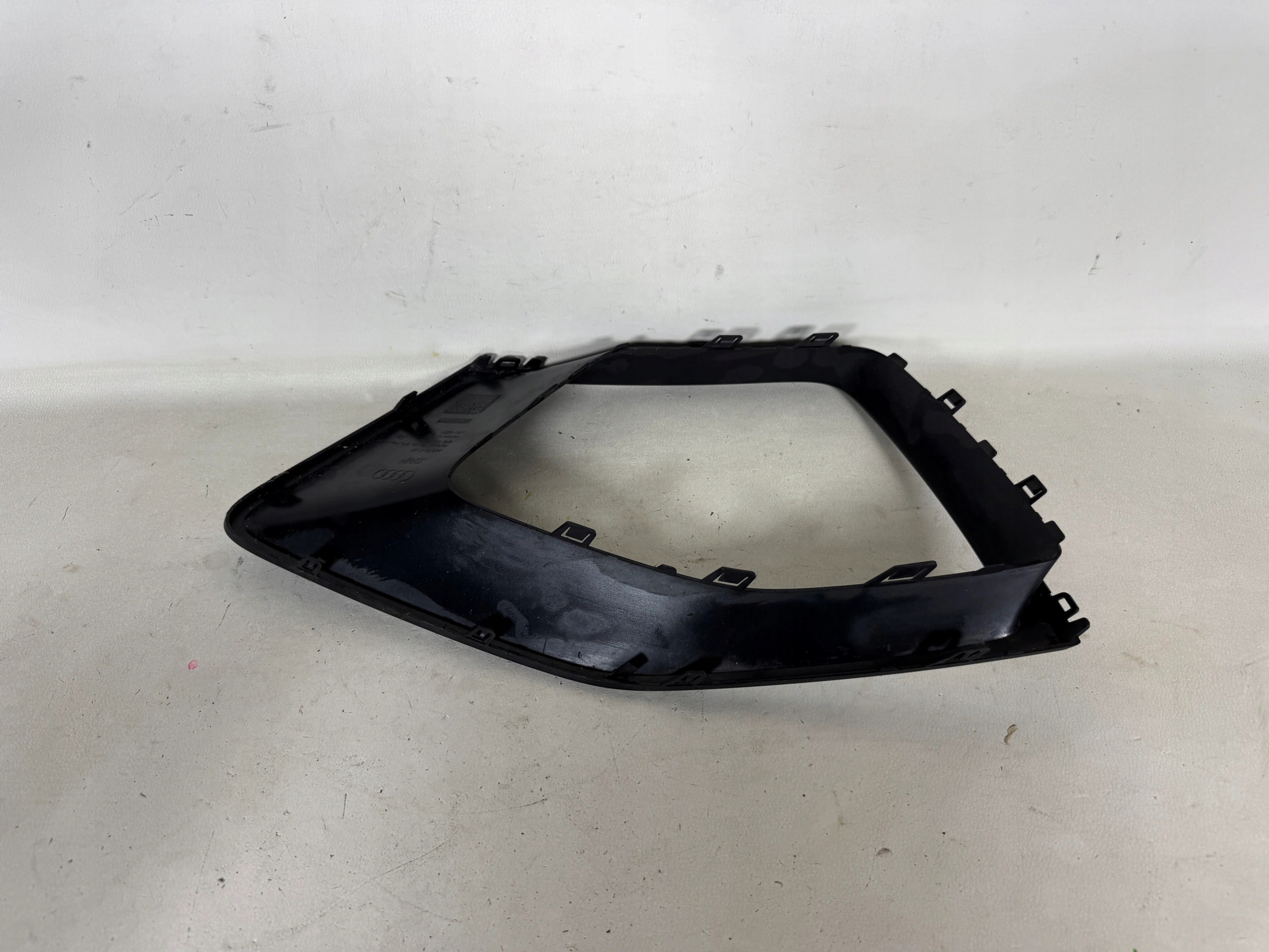 Audi Q8 grid of a bumper front 4M8853258