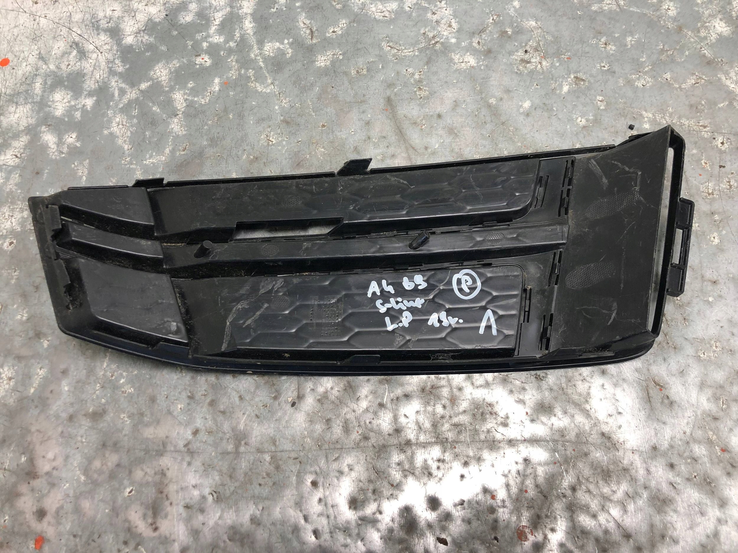 grid of a bumper left front S-LINE AUDI A4 B9 8W0807681F