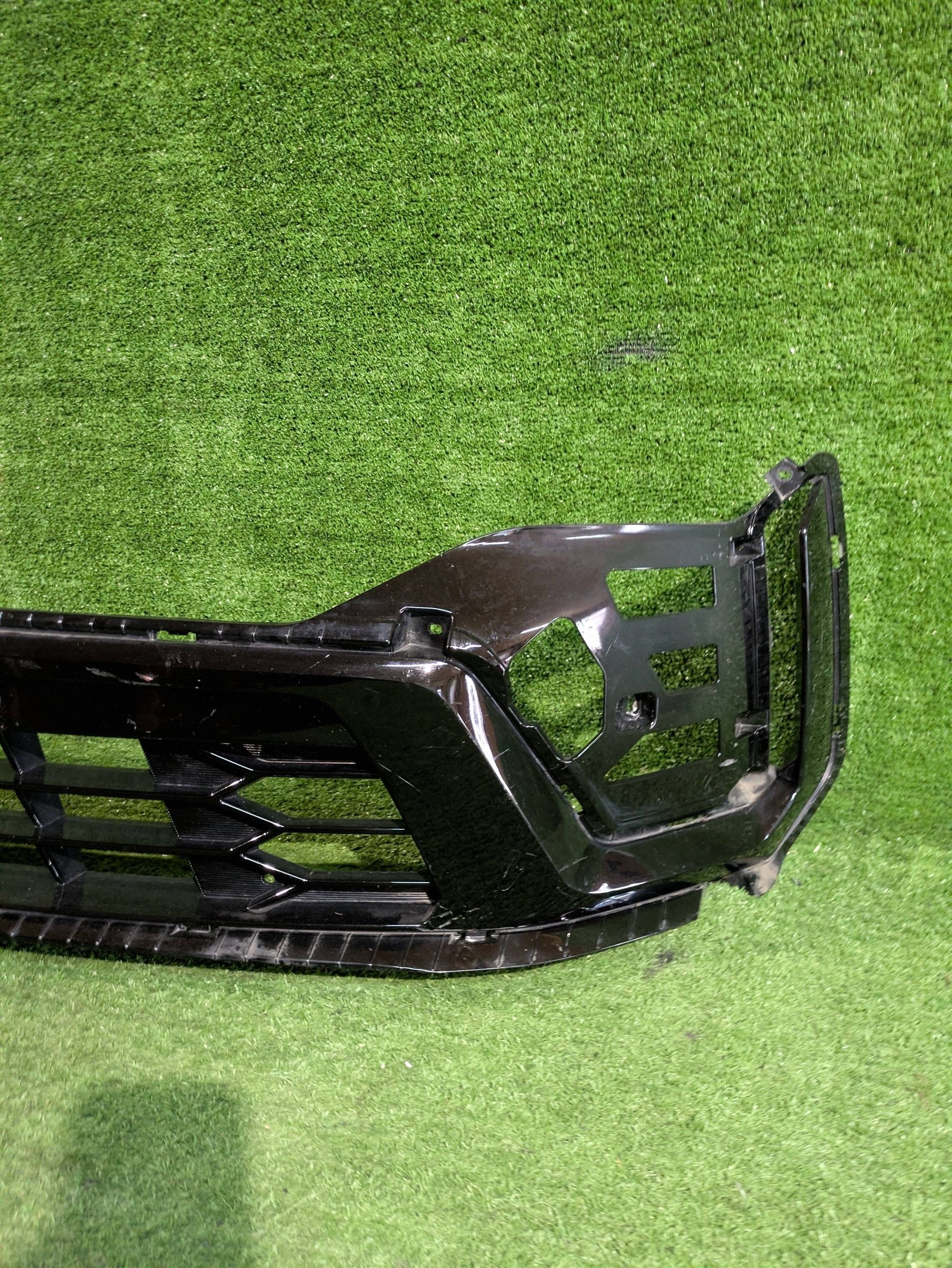 grid lower central of a bumper front KIA SORENTO IV NR.297