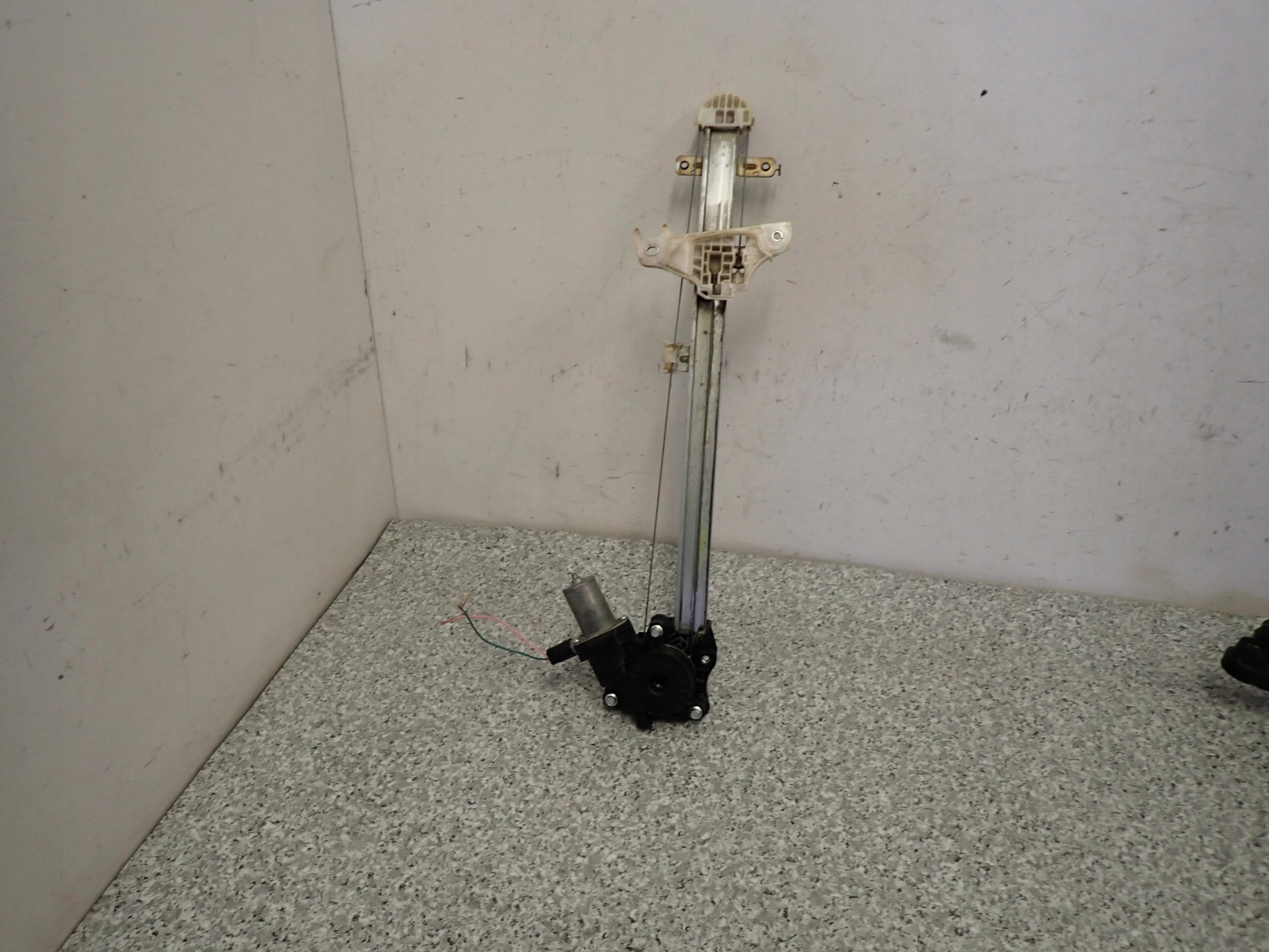 SUZUKI IGNIS III 16- PODNOŚNIK SZYBY PRZEDNI LEWY Producent części Suzuki OE