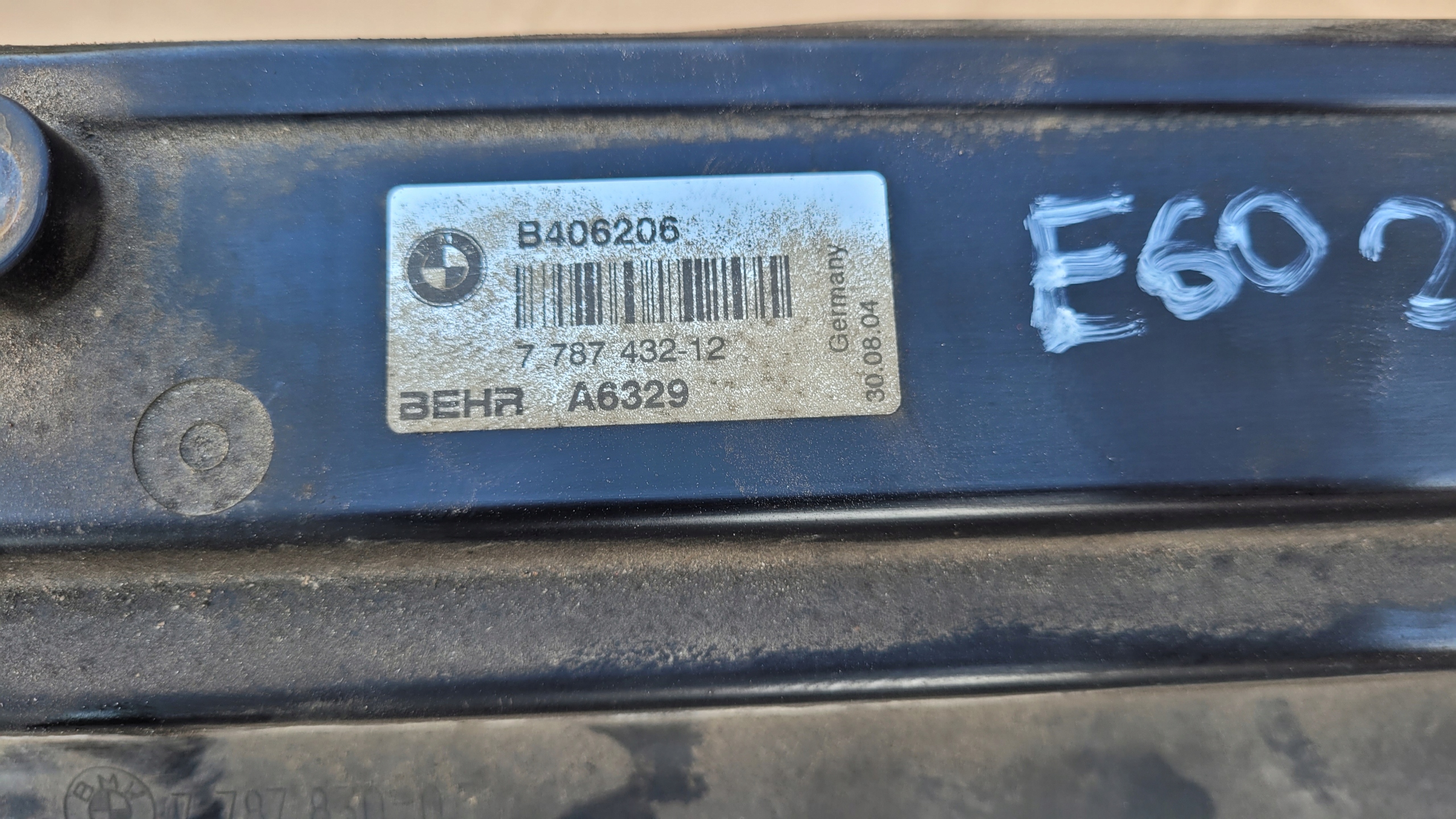 BMW E60 2.5D obal chladiče napínací pás PRZEDNII