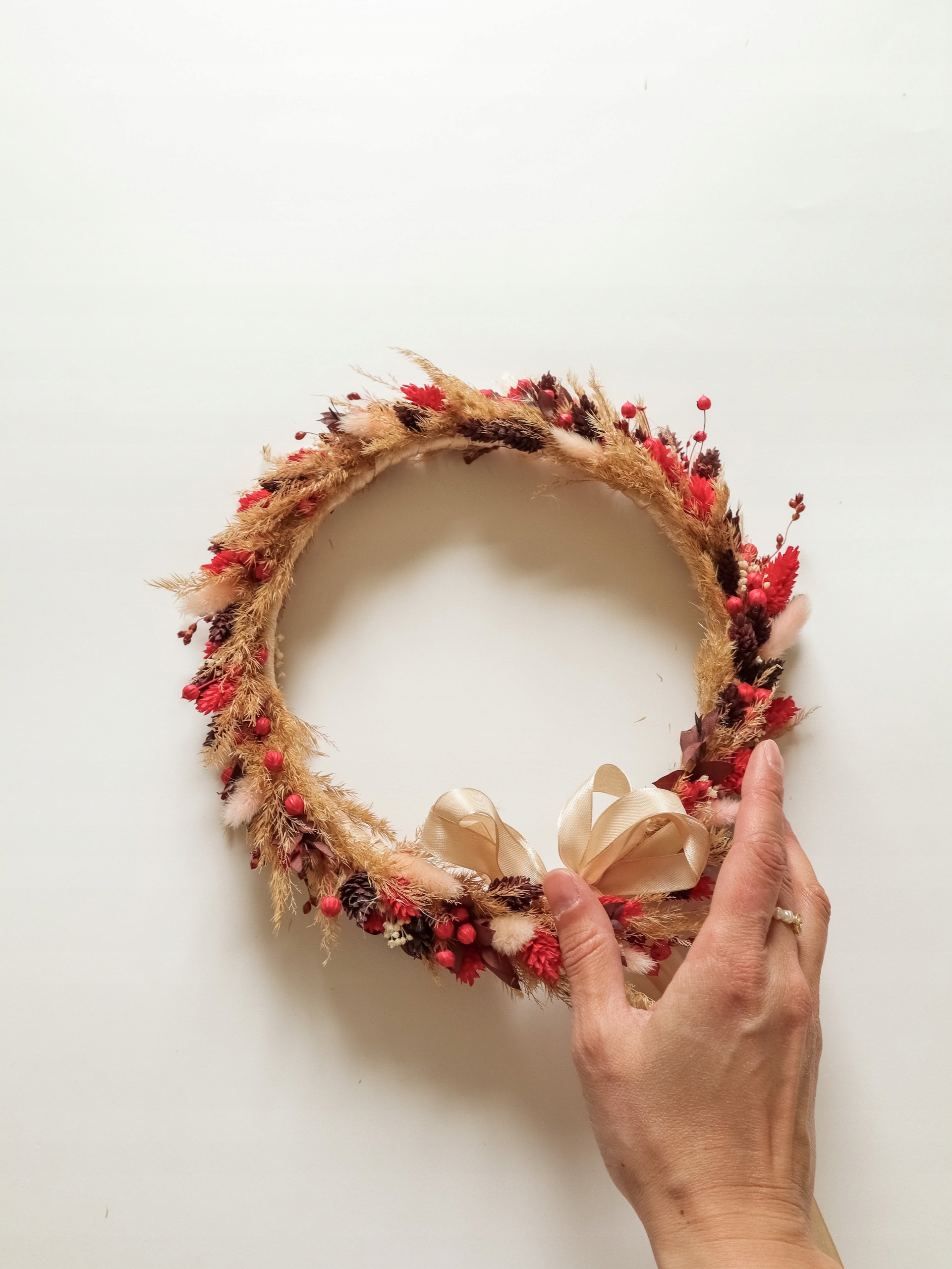 Věnec ze sušených květin a trávy na hlavu