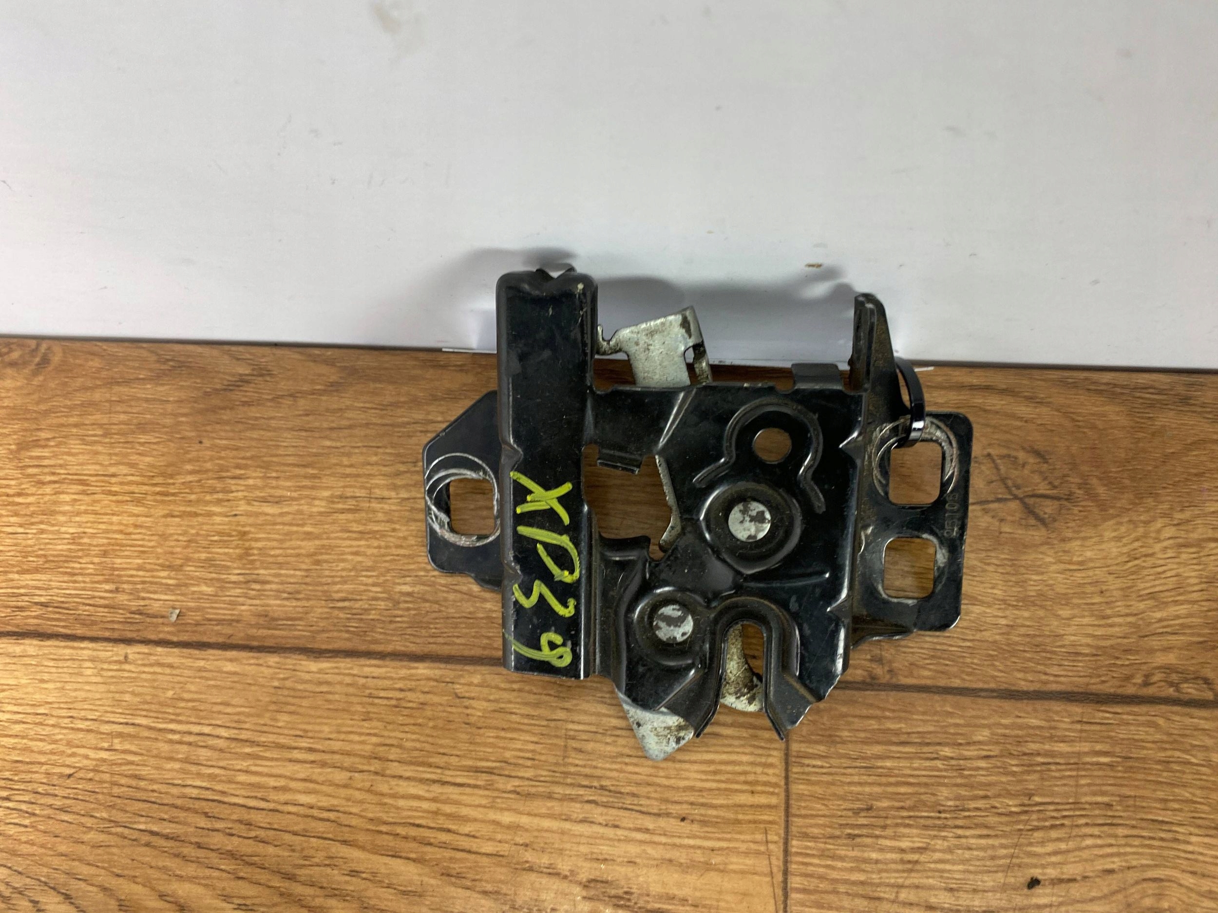 bonnet latch lock Chevrolet Corvette C6 2005+