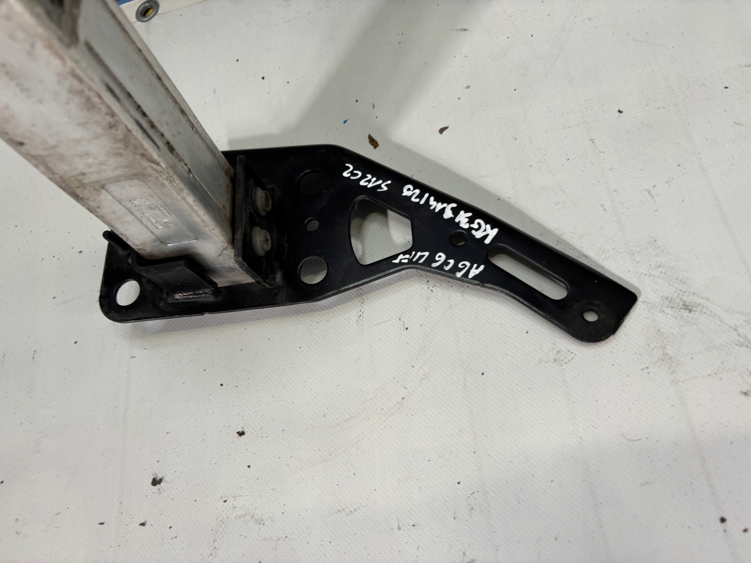 Strefy zgniotu front Audi A6 C6 lift 4F0807134 13S
