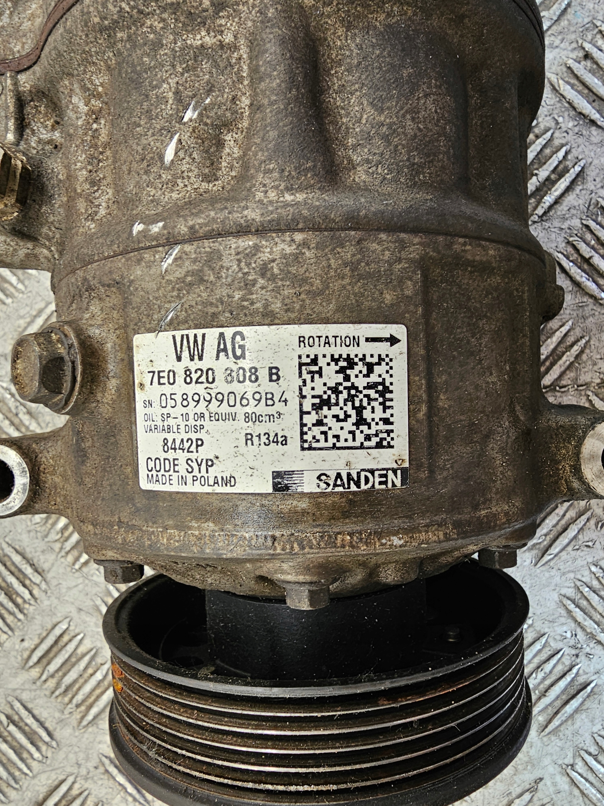compressor; of the air conditioning VW T6 2.0 TDI 7E0820808B
