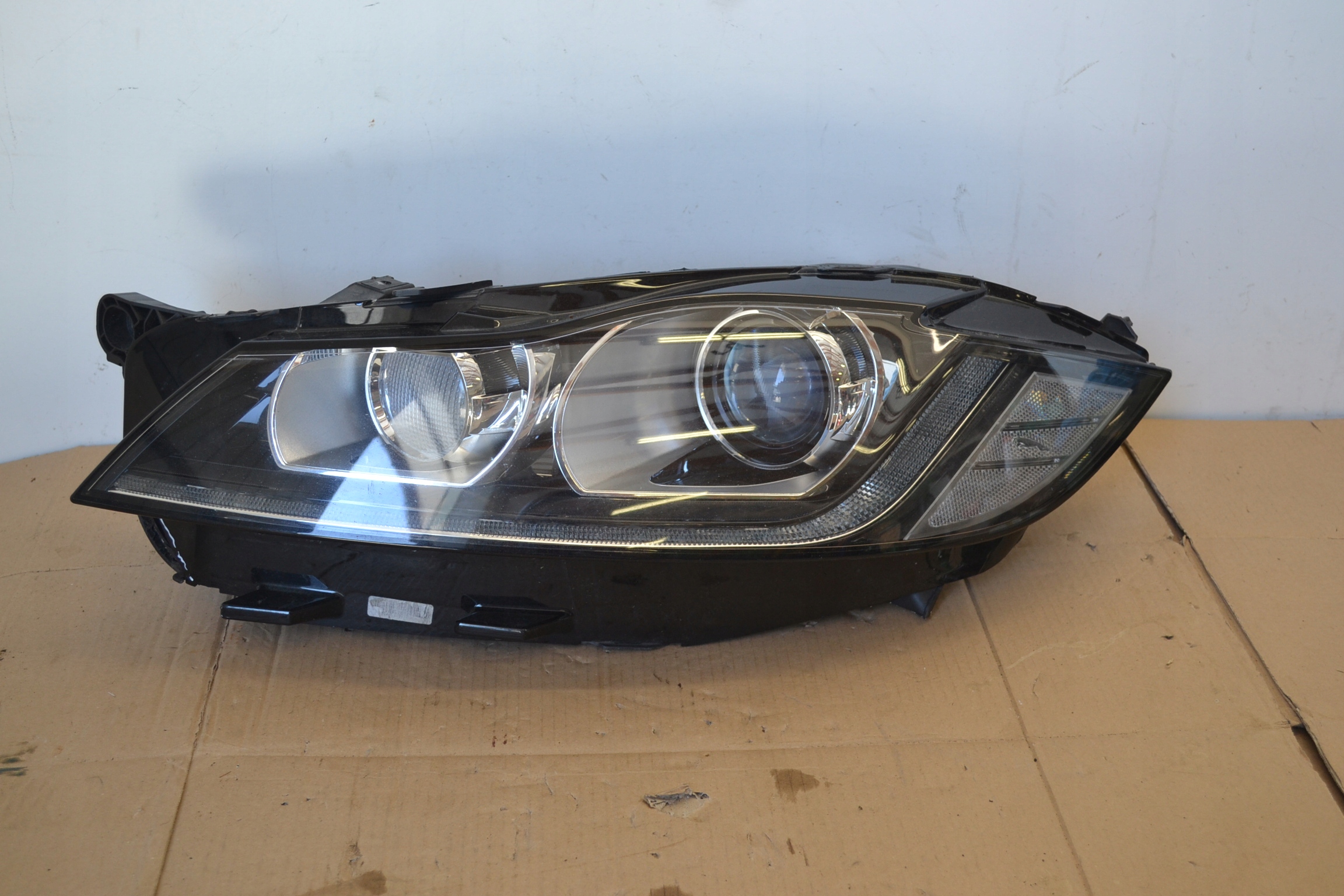 Jaguar XF 16- light left front Xenon LED GX63-13W030-ED