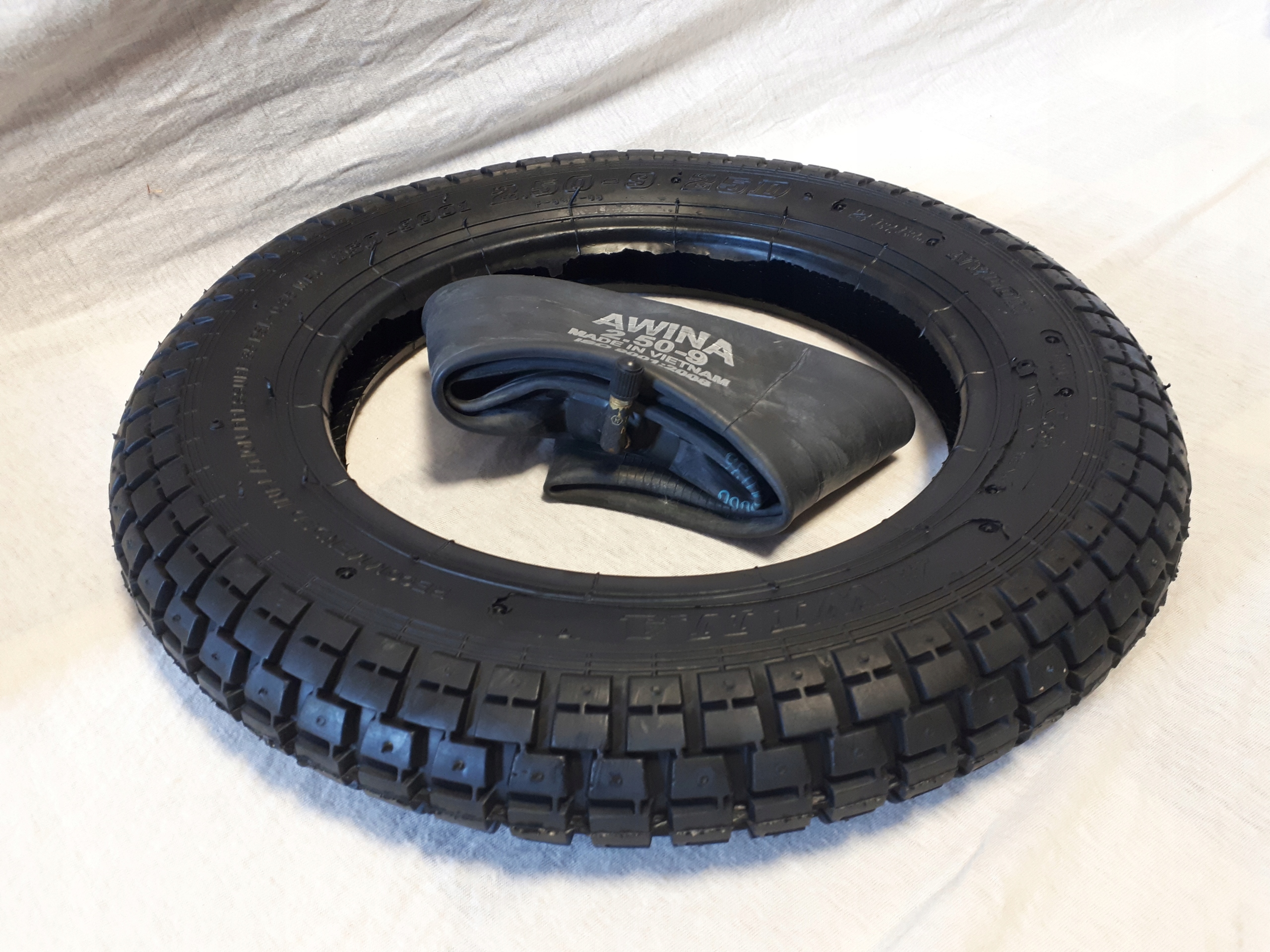

Opona Awina F869 2.50-9 Dętka do Motorynka Pony