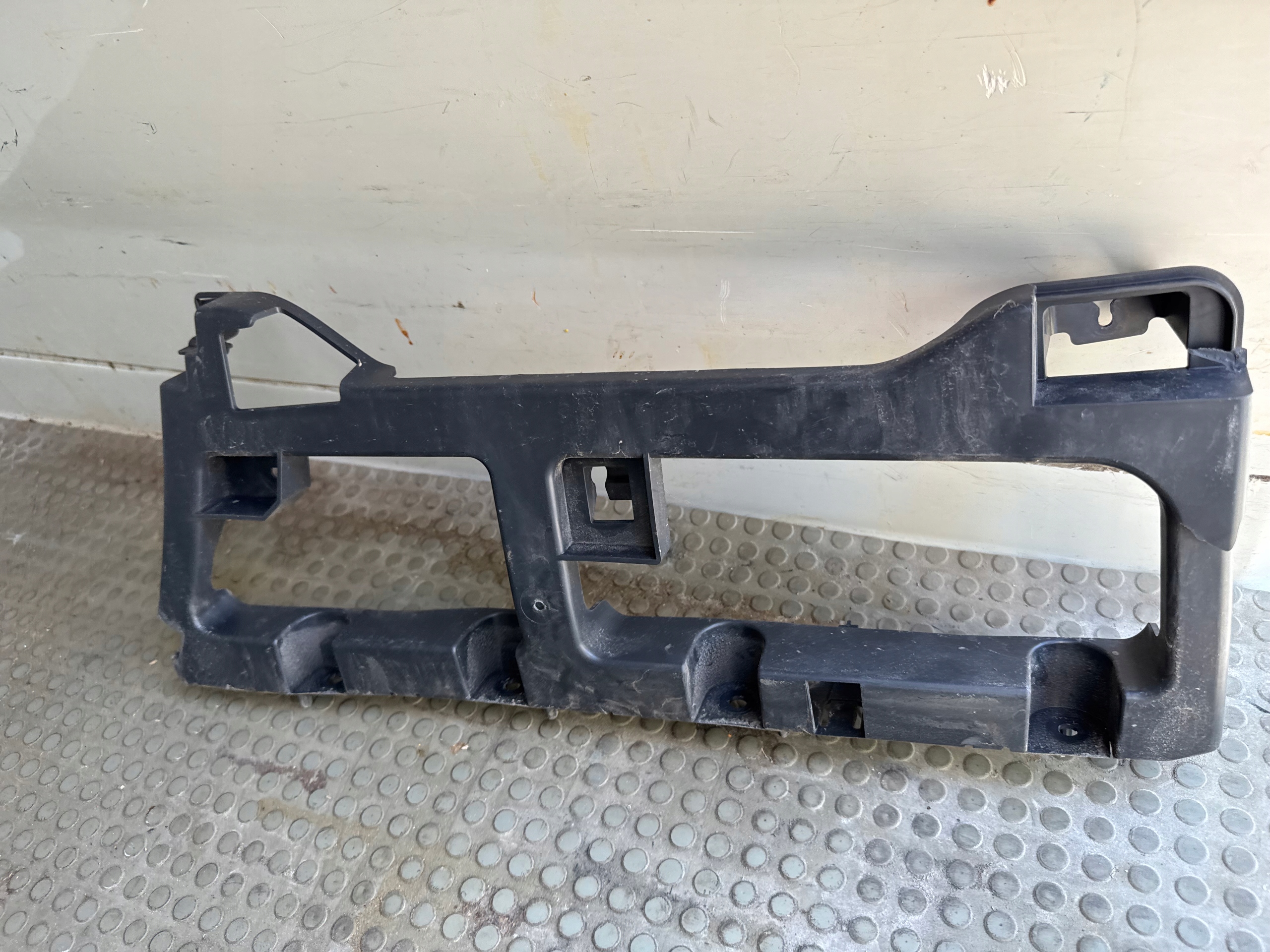 bumper bracket right rear part rear OPEL VIVARO C 9810782580