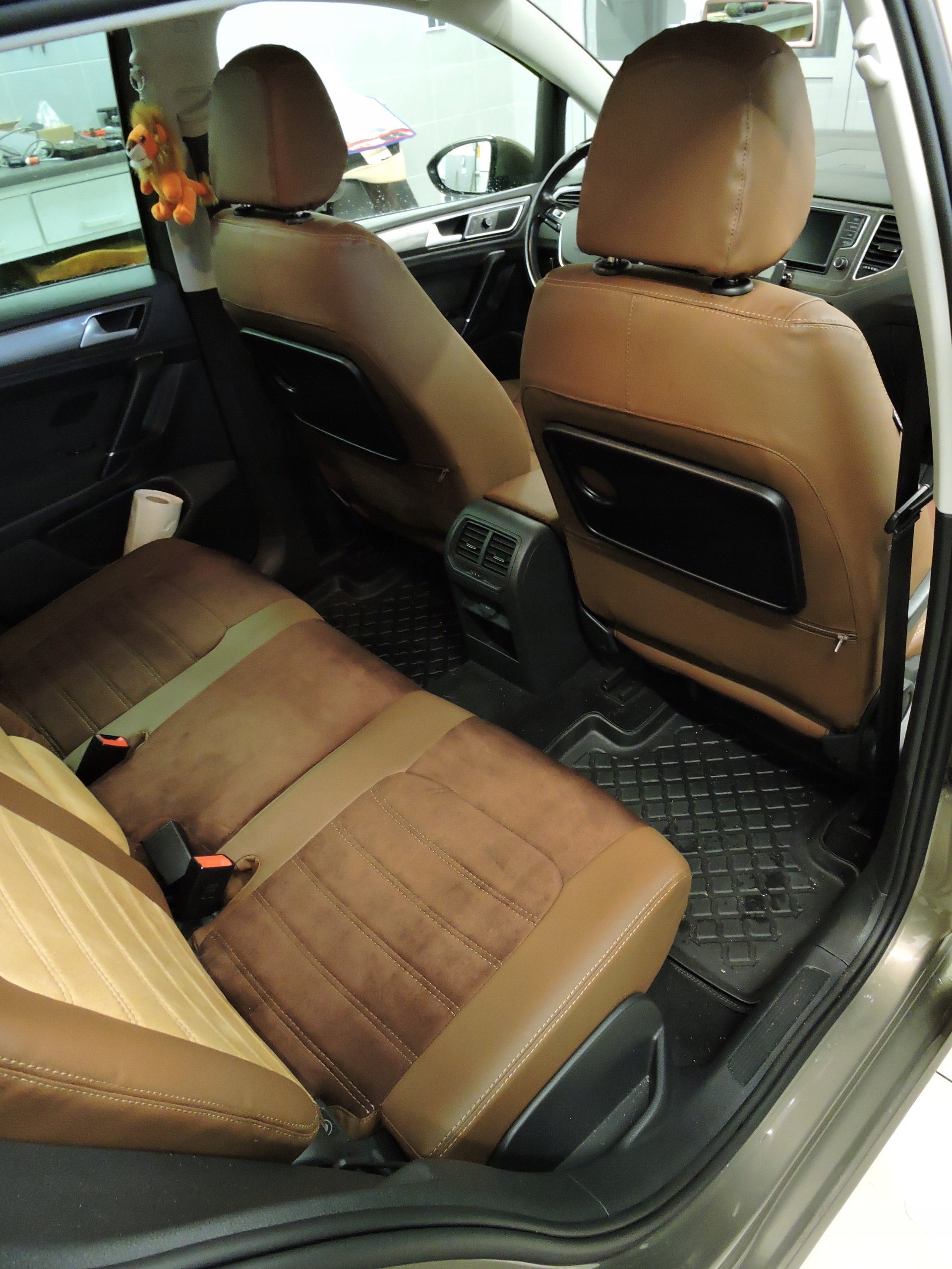 Pokrowce ze skóry i alkantary VW Golf Sportsvan Przeznaczenie komplet siedzeń