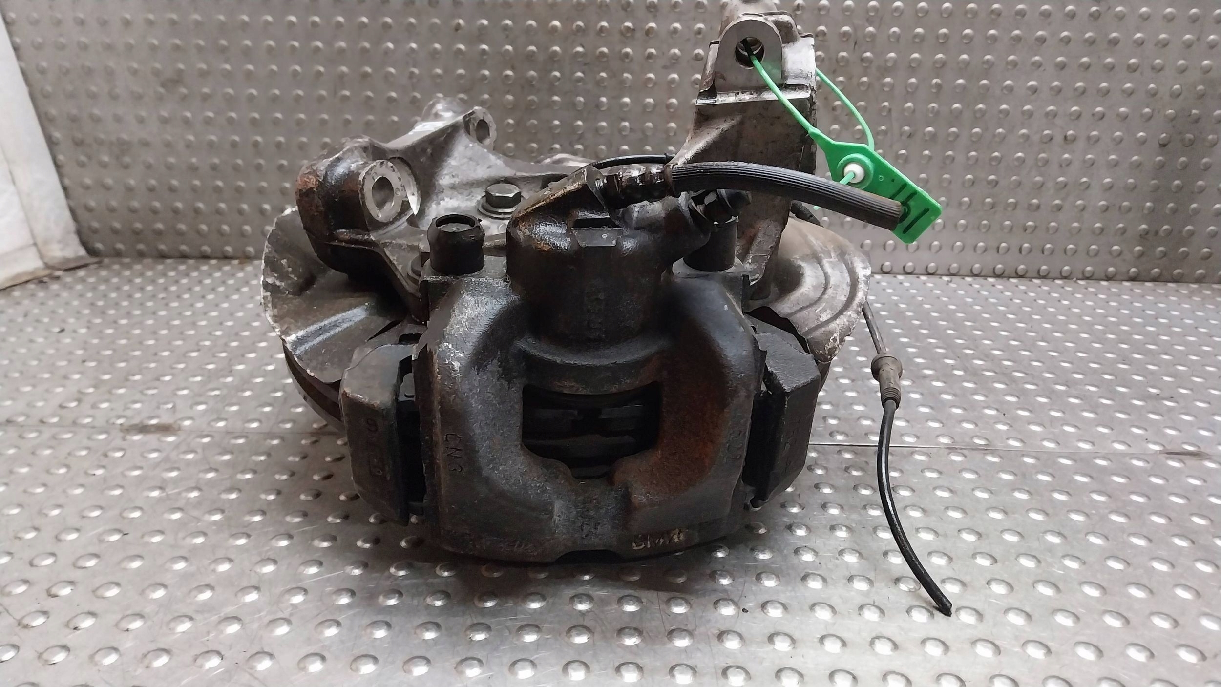 swing of the pivot caliper right front 6764444 BMW E90 E91 E92 E93 E81 E82 E87
