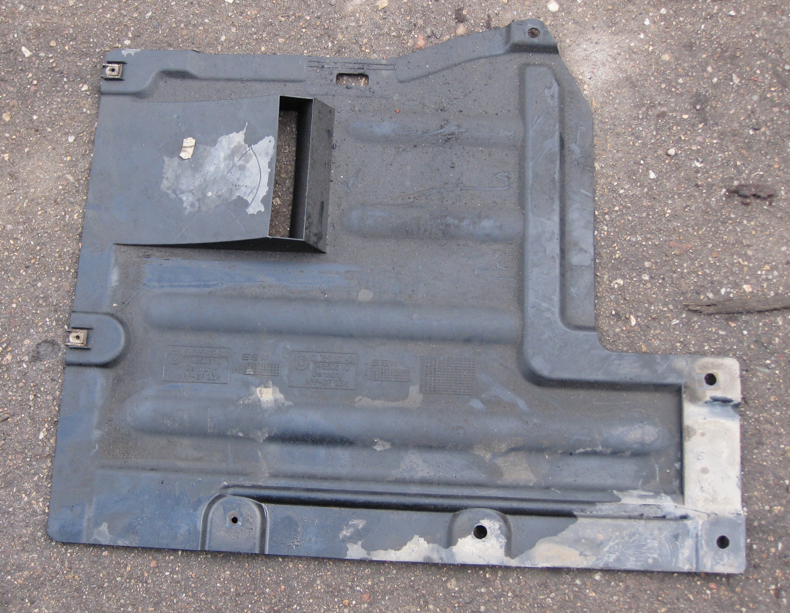 BMW E87 2.0 and 08R cover central chassis 7167810