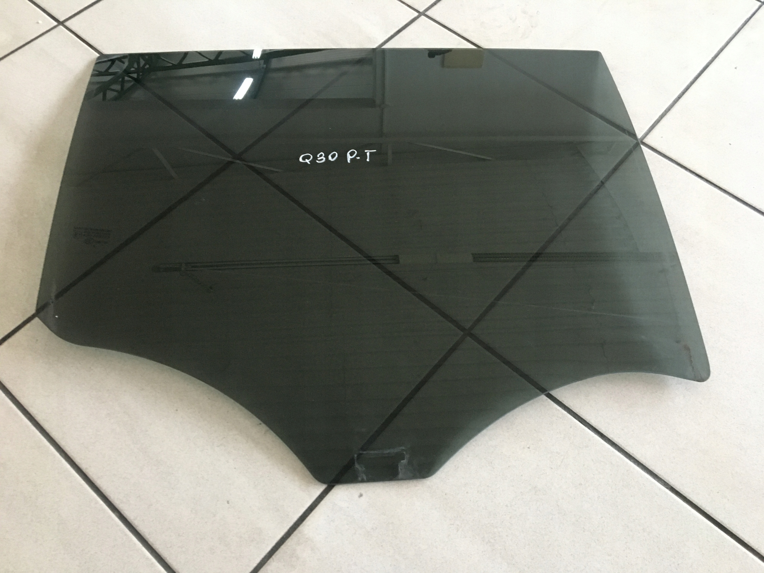 INFINITI Q30 Q30S стекло двери правое заднее 2015 год