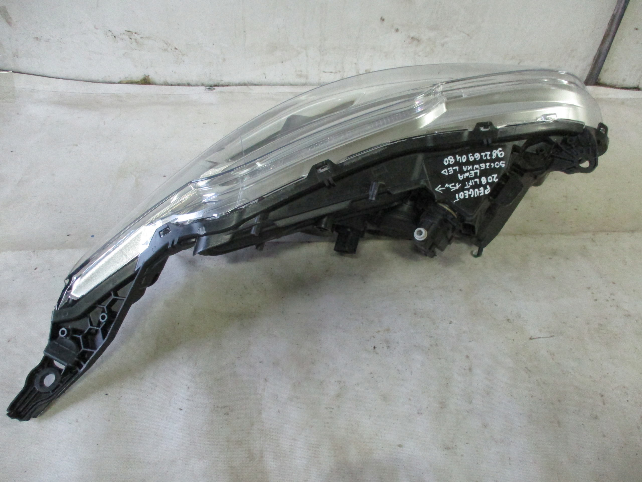 light left front front Peugeot 208 lift 15r-lens LED 9822690480