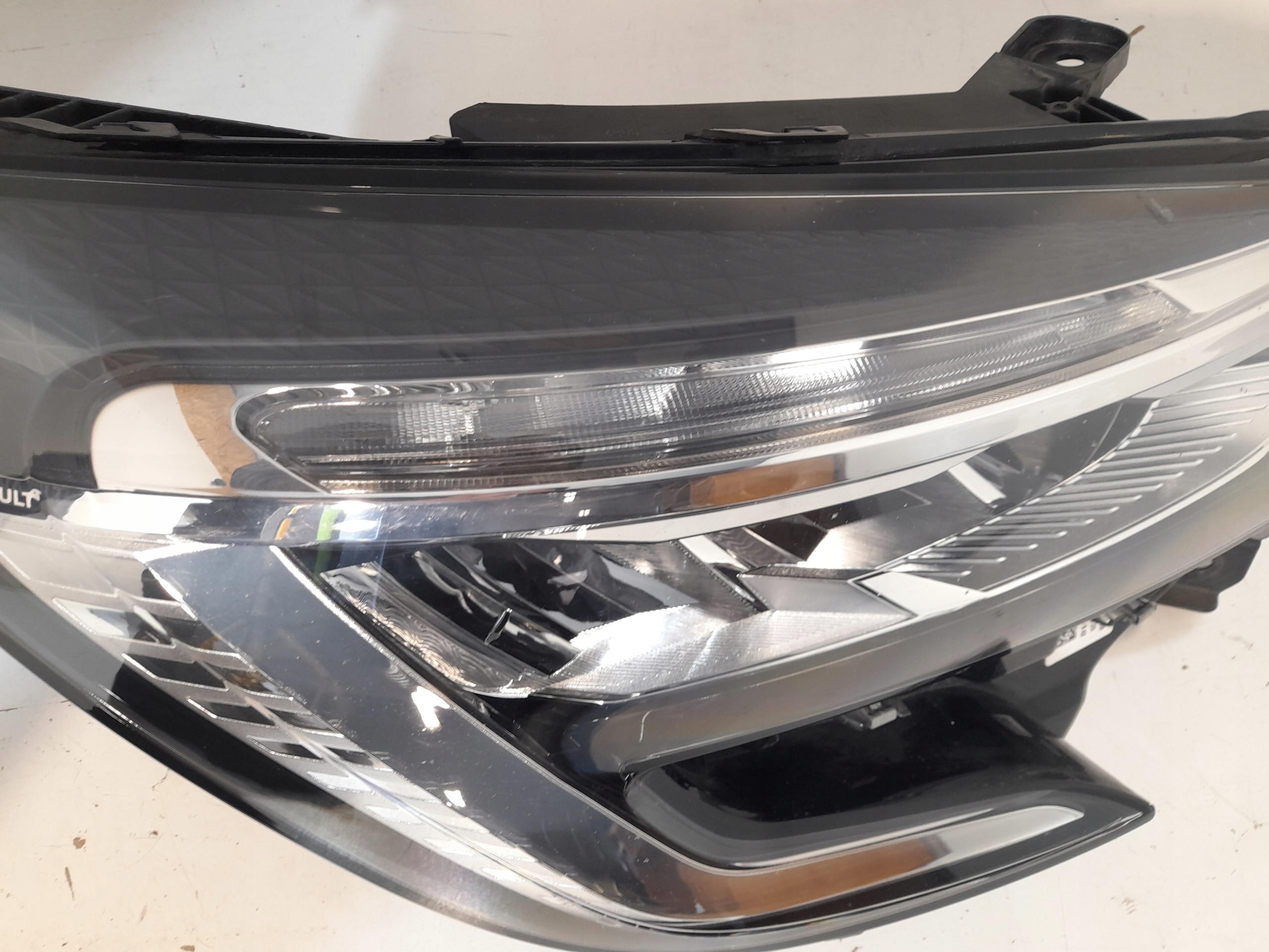 RENAULT CLIO V light front right 260108676R FULL LED (R260)