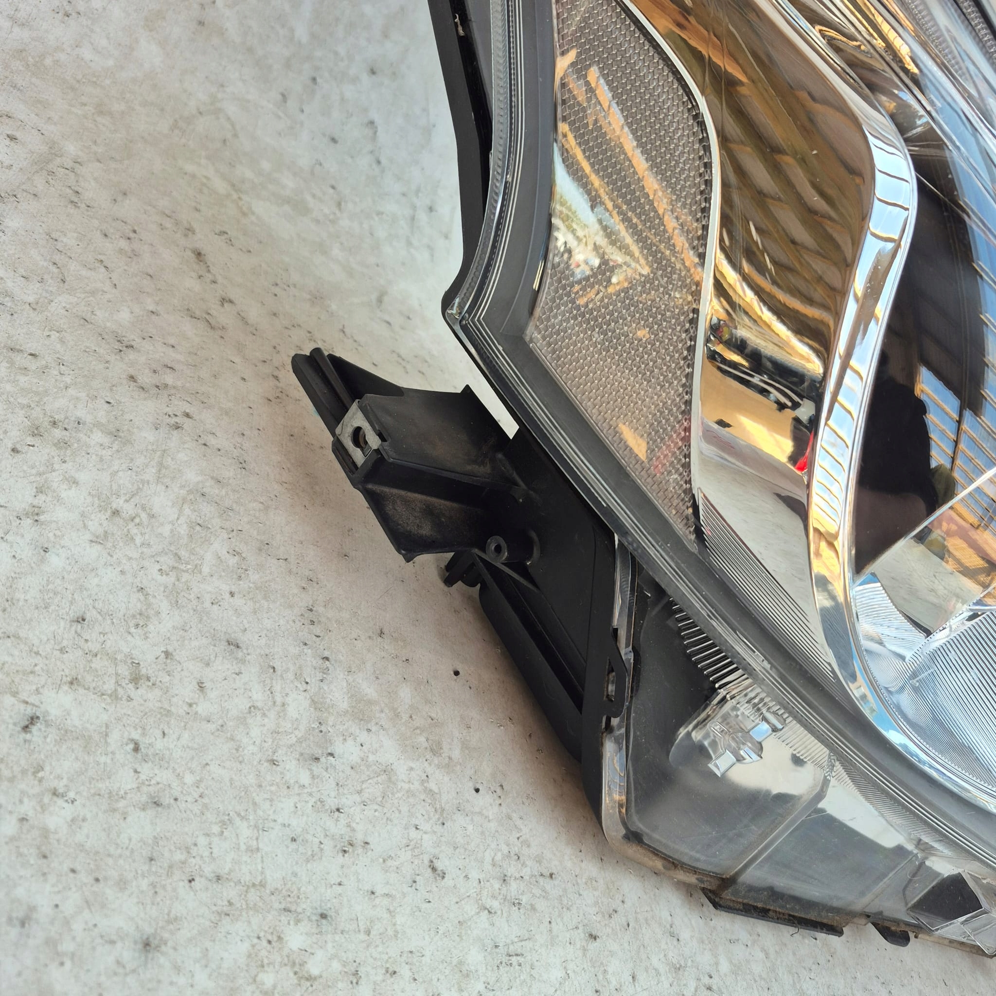 TOYOTA PRIUS + plus LIFT 2015 - light right front front
