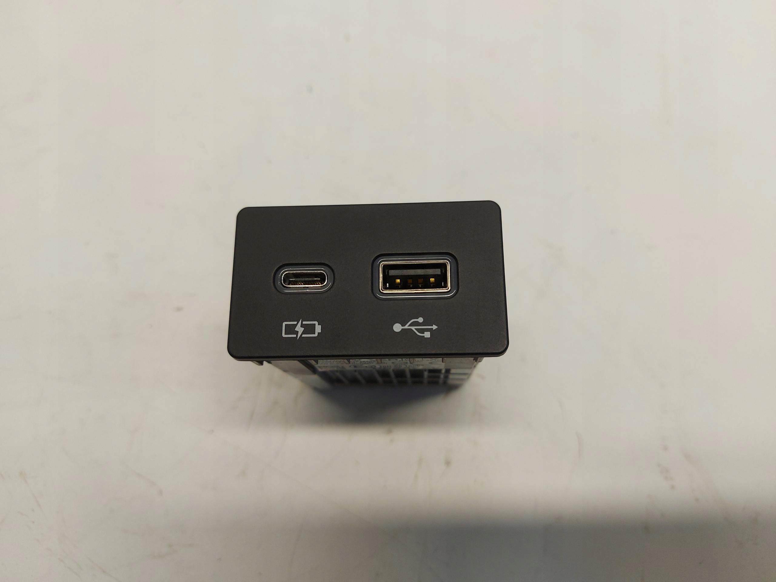 LEXUS RX500H V 5 2023- adapter USB 86190-48110 JLK12