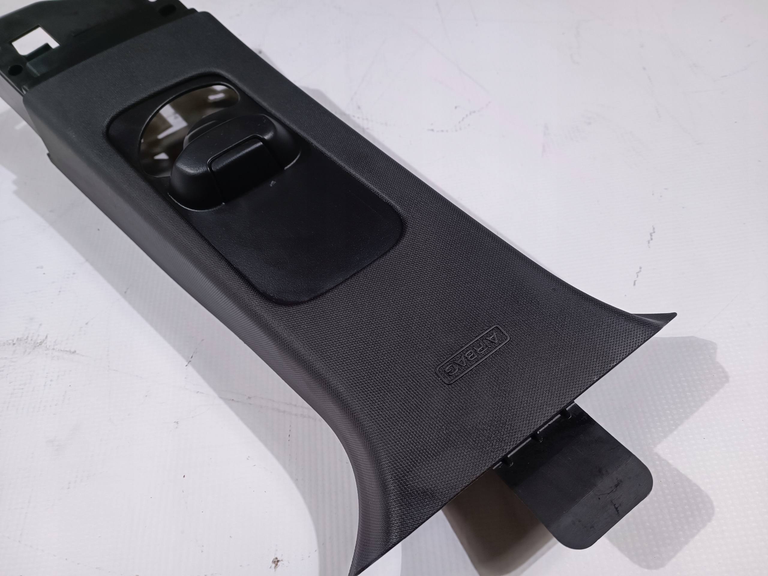 side slupka B cover left Ford Explorer 2016