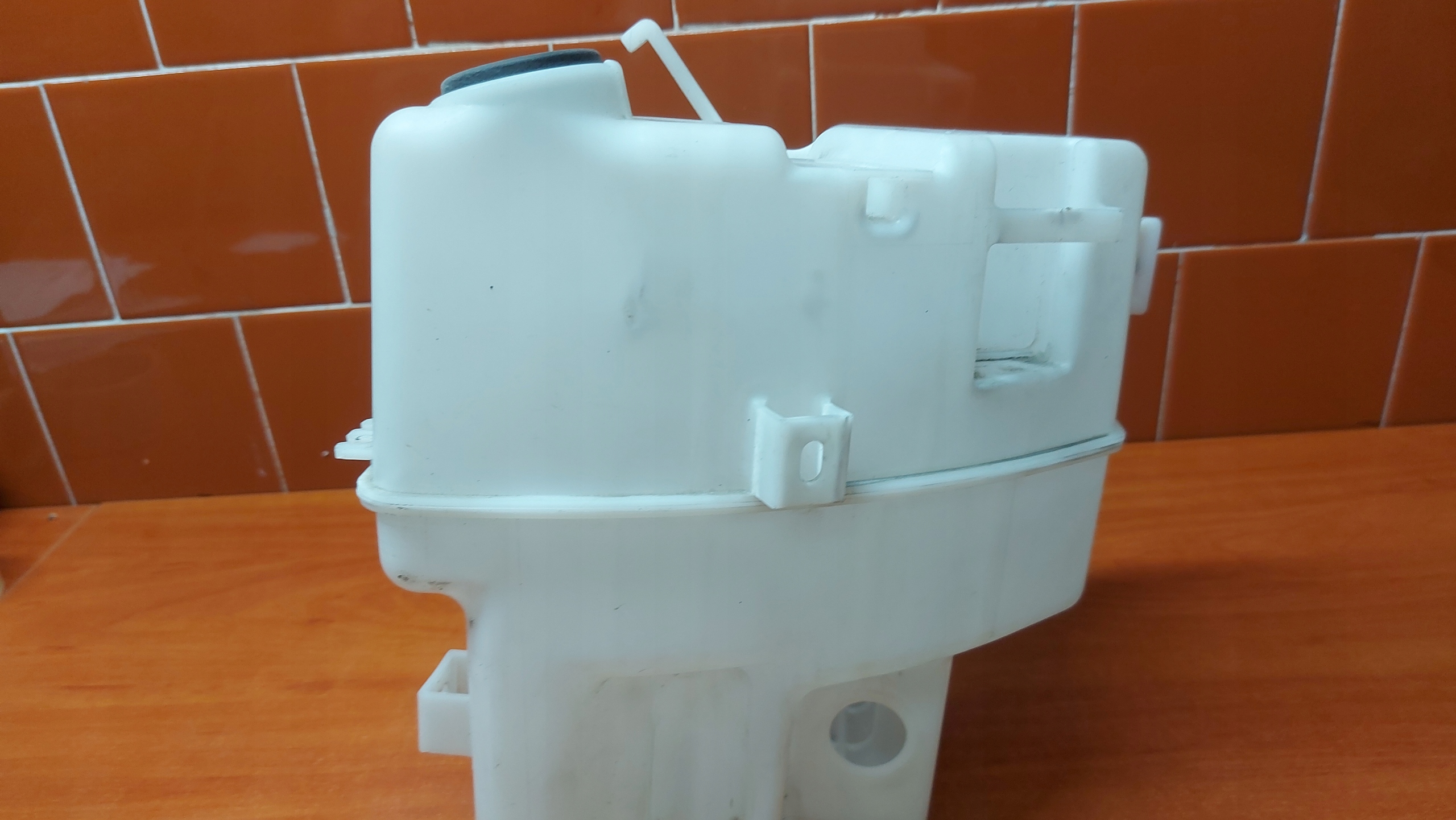 washer fluid tank TOYOTA RAV4 IV 12