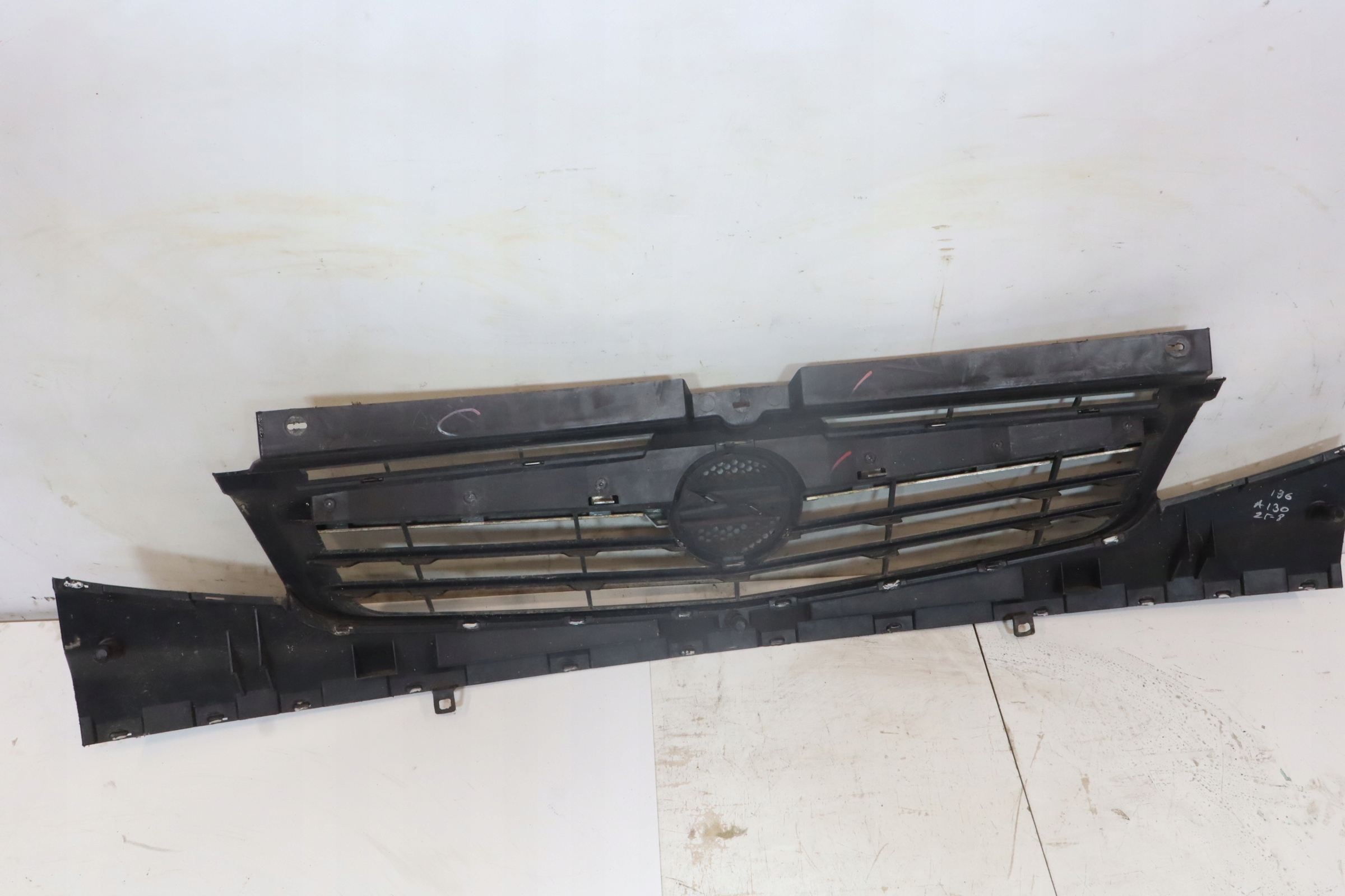 решетка радиатора opel VIVARO a