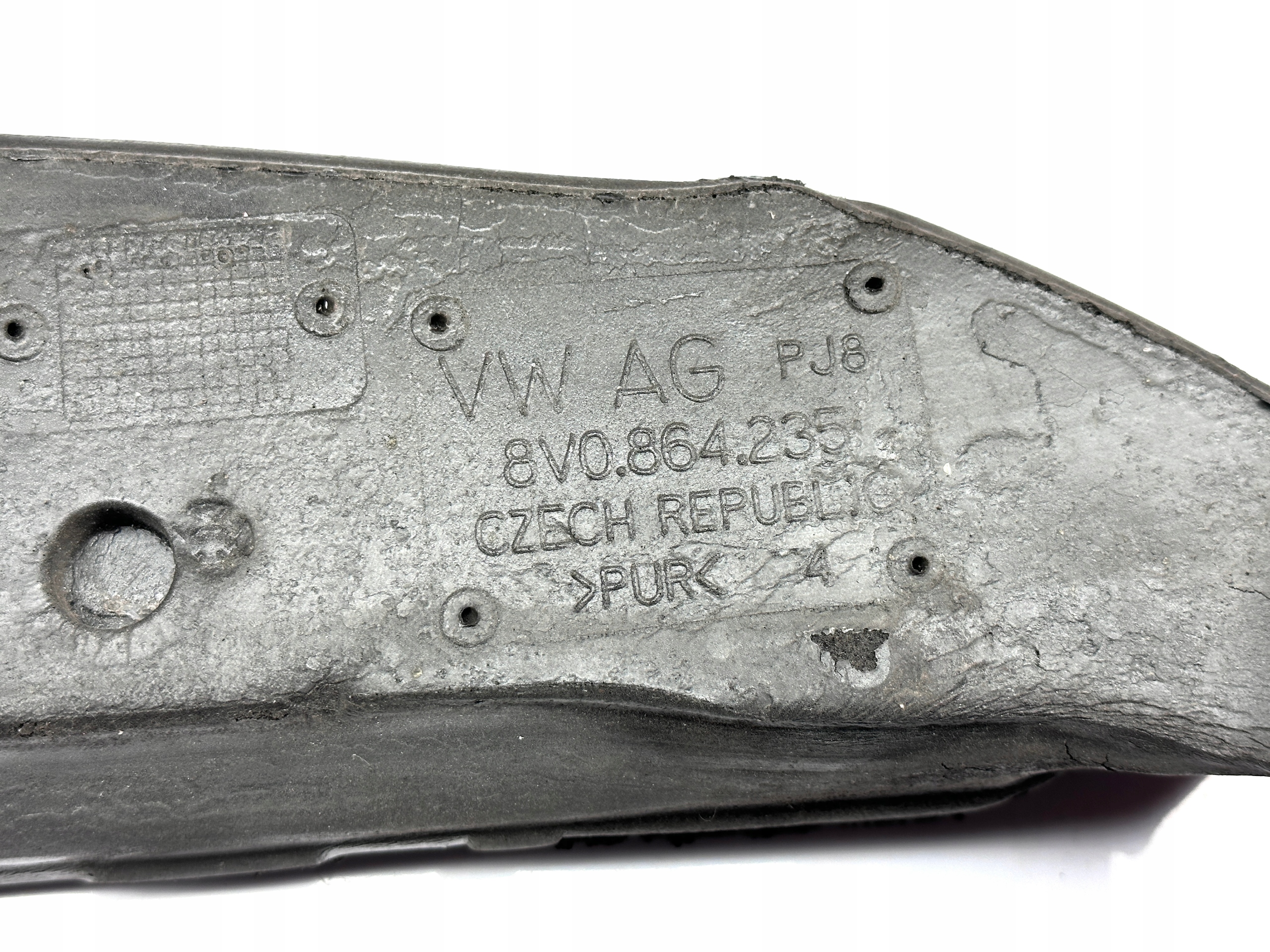 AUDI A3 8V hangszigetelő sárvédöt 8V0864235