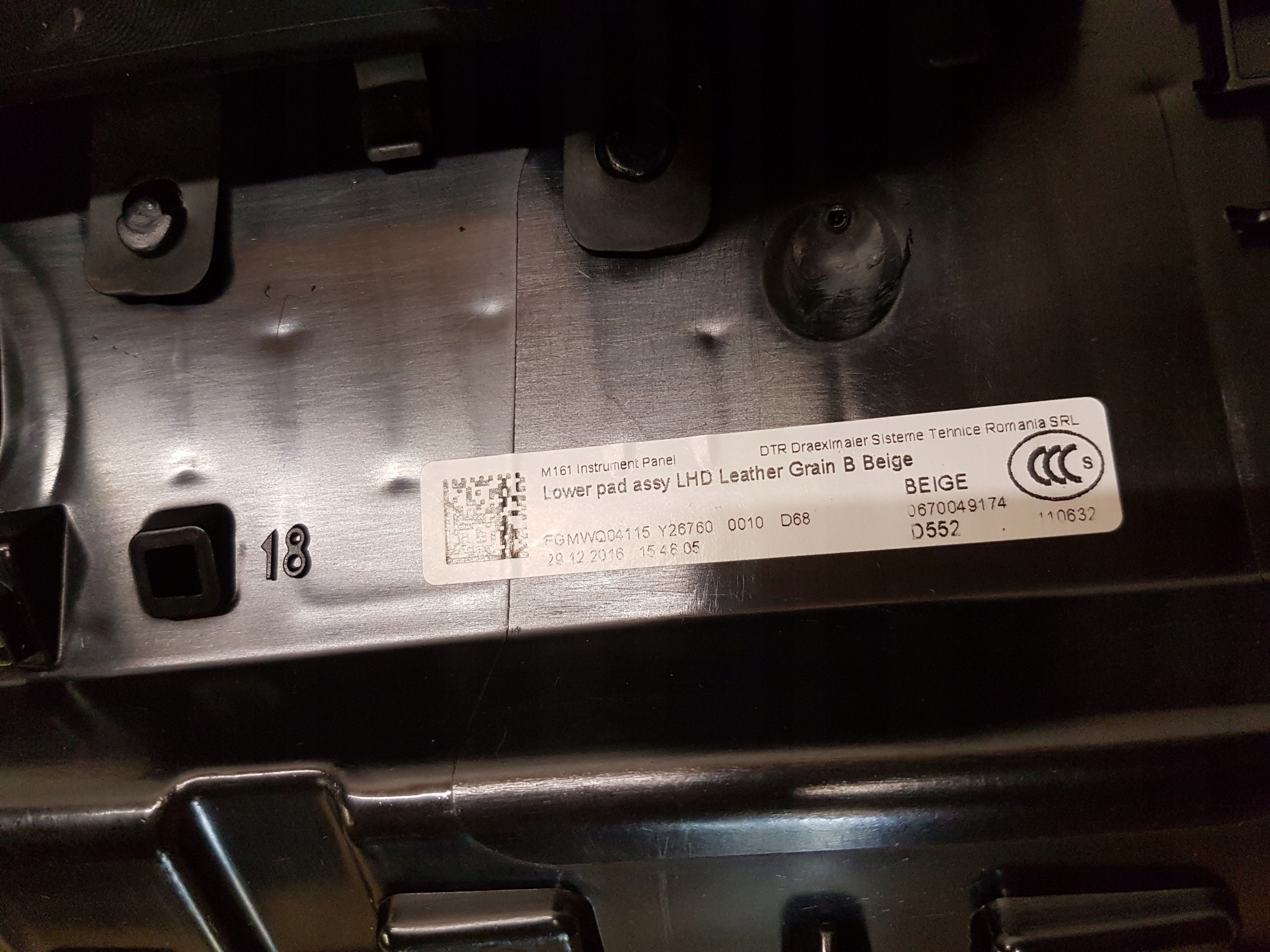 cover below KONSOLE MASERATI LEVANTE 670043350