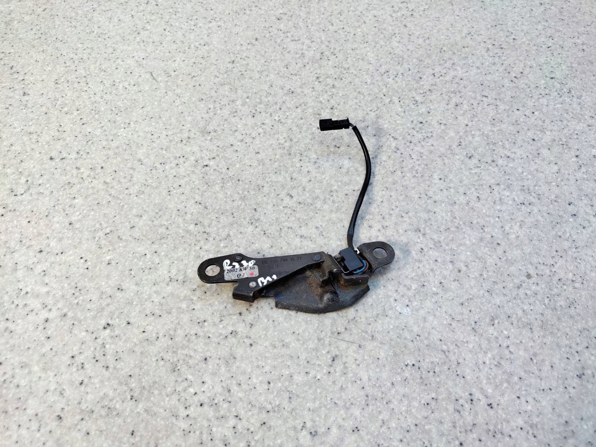 ZAMEK DACHU PRAWY 2307901077 MERCEDES SL R230 W230